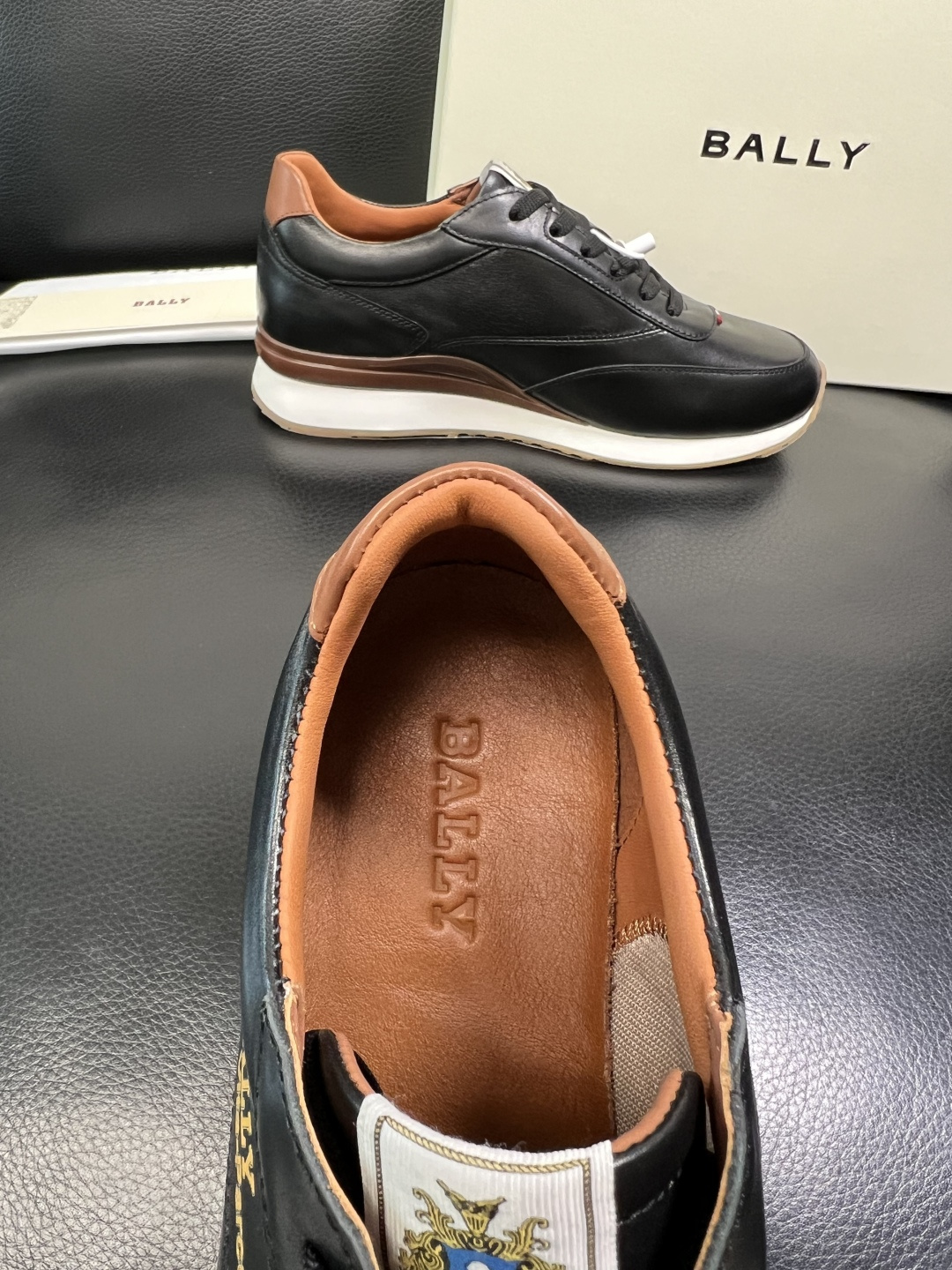 BALLY 高品质 顶级工艺品 巴利 专柜同原厂配置 ，鞋面意大利进口牛皮面料，进口水染牛皮里垫 ，鞋底