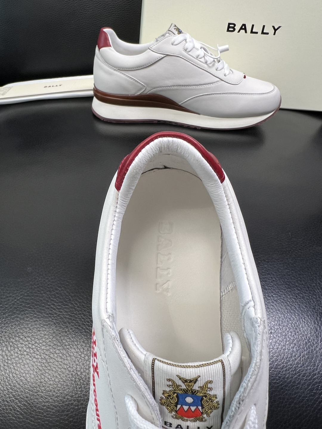 BALLY 高品质 顶级工艺品 巴利 专柜同原厂配置 ，鞋面意大利进口牛皮面料，进口水染牛皮里垫 ，鞋底