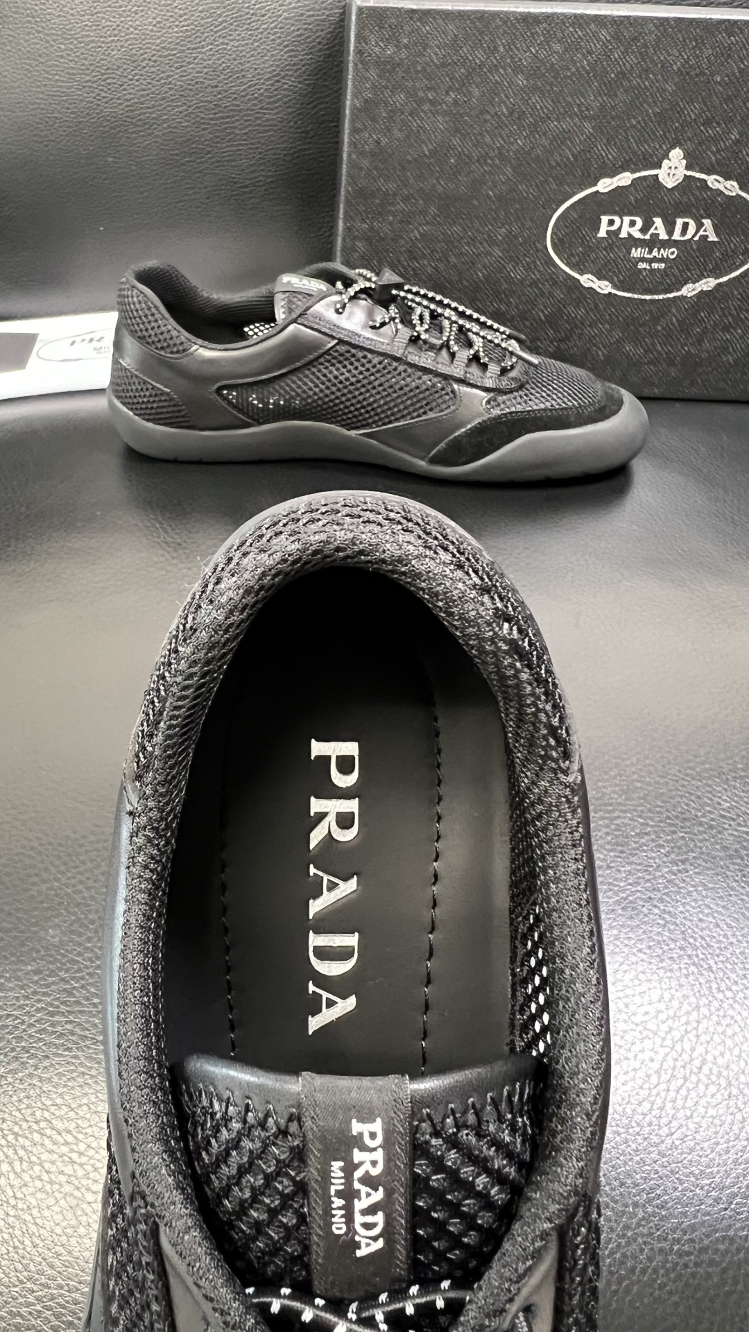 Prada 顶级工艺品，普拉达 专柜同步，原厂配置意大利进口牛皮拼布面料，进口牛皮内里垫，透气舒适，鞋底