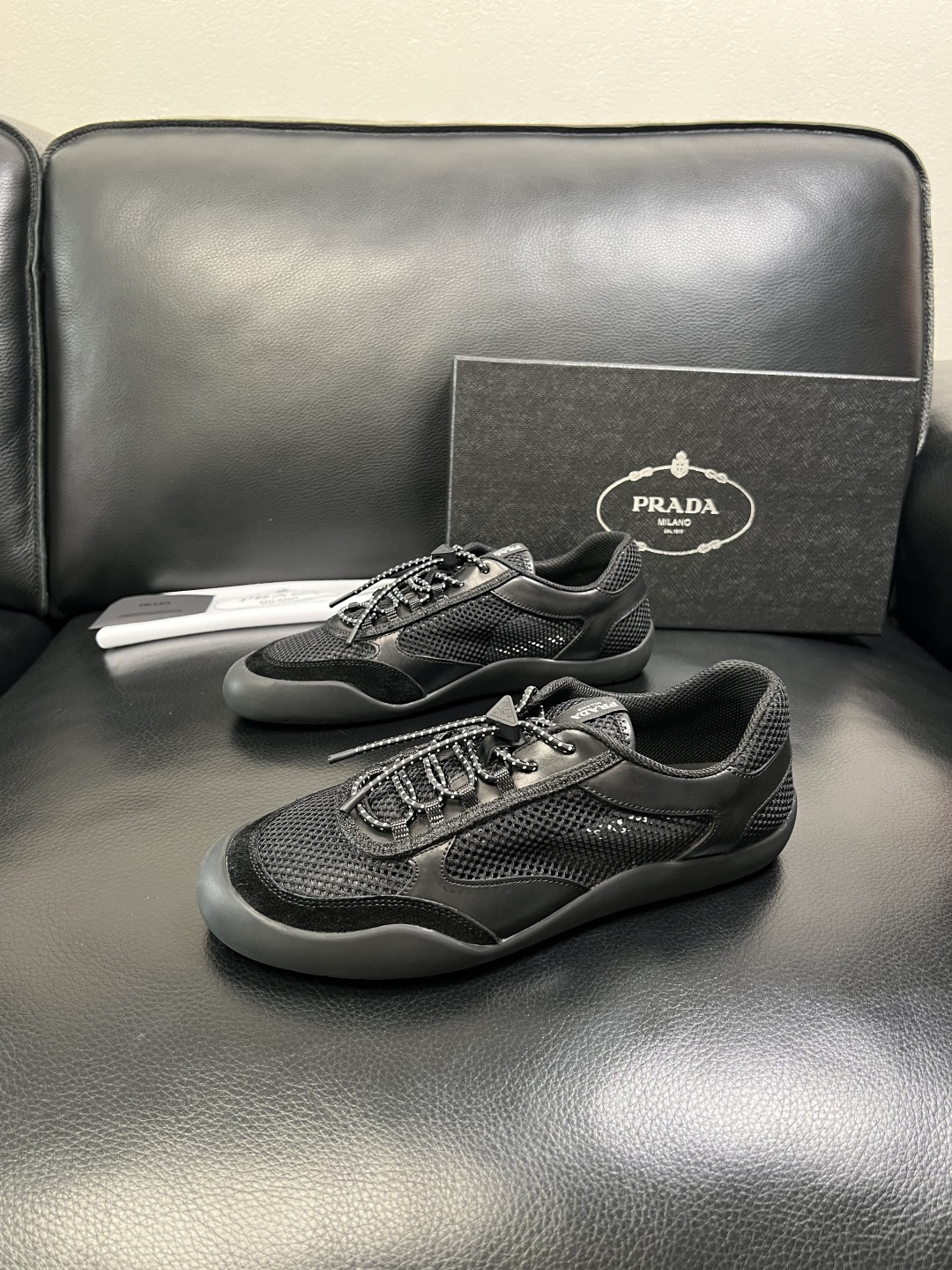 Prada 顶级工艺品，普拉达 专柜同步，原厂配置意大利进口牛皮拼布面料，进口牛皮内里垫，透气舒适，鞋底