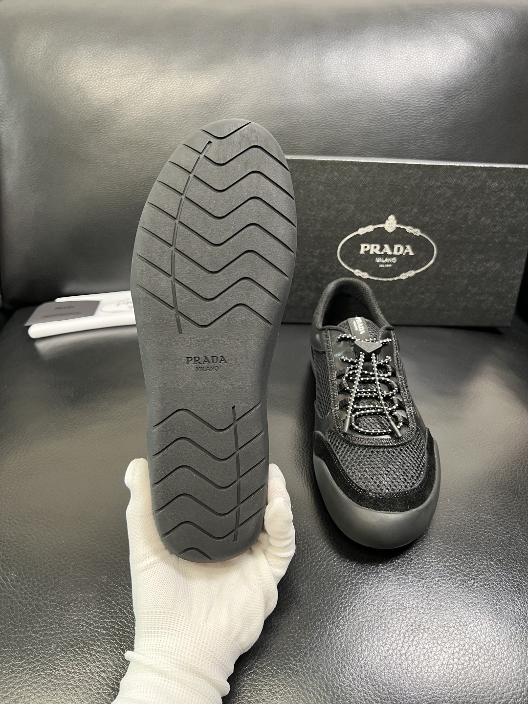 Prada 顶级工艺品，普拉达 专柜同步，原厂配置意大利进口牛皮拼布面料，进口牛皮内里垫，透气舒适，鞋底