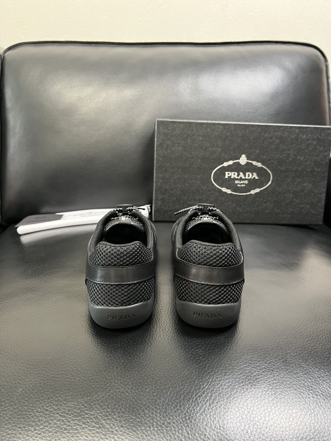 Prada 顶级工艺品，普拉达 专柜同步，原厂配置意大利进口牛皮拼布面料，进口牛皮内里垫，透气舒适，鞋底