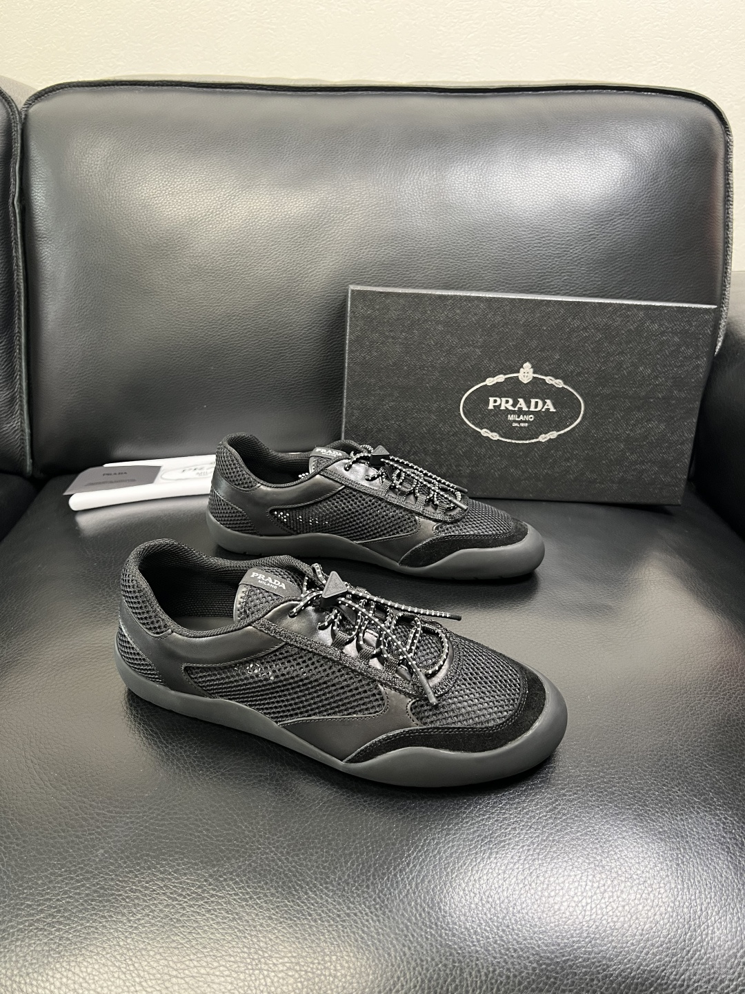 Prada 顶级工艺品，普拉达 专柜同步，原厂配置意大利进口牛皮拼布面料，进口牛皮内里垫，透气舒适，鞋底