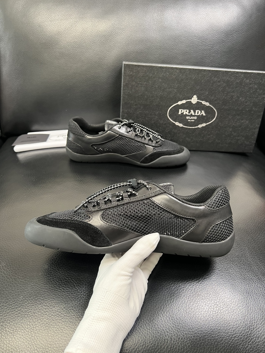 Prada 顶级工艺品，普拉达 专柜同步，原厂配置意大利进口牛皮拼布面料，进口牛皮内里垫，透气舒适，鞋底