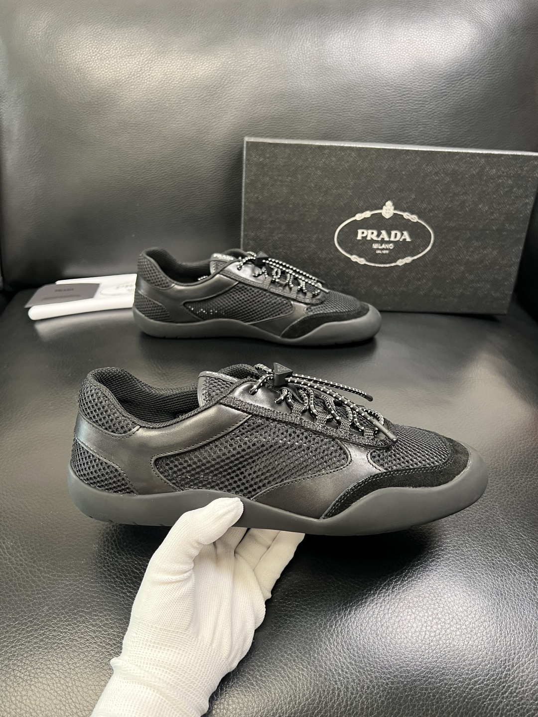 Prada 顶级工艺品，普拉达 专柜同步，原厂配置意大利进口牛皮拼布面料，进口牛皮内里垫，透气舒适，鞋底