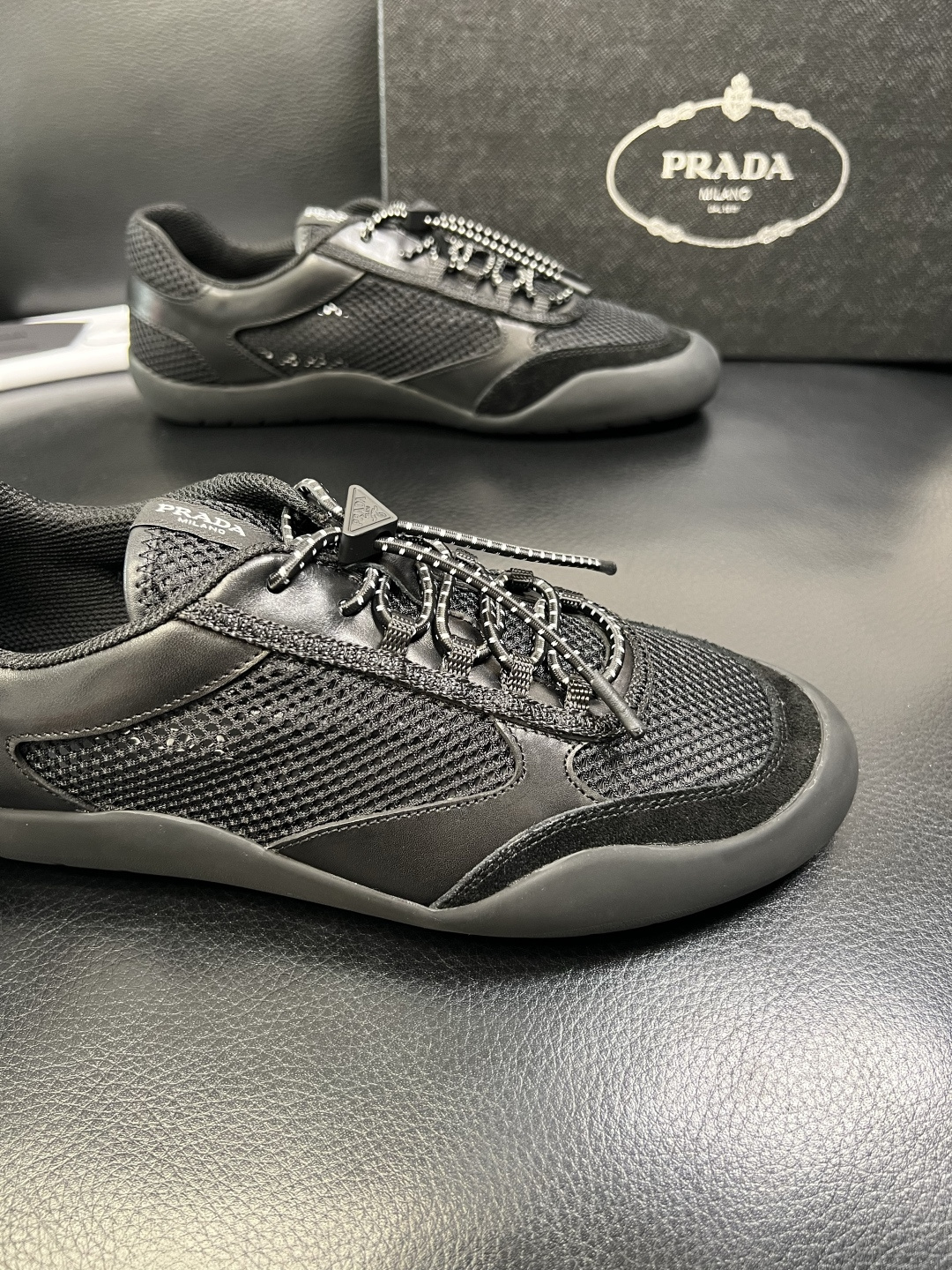 Prada 顶级工艺品，普拉达 专柜同步，原厂配置意大利进口牛皮拼布面料，进口牛皮内里垫，透气舒适，鞋底