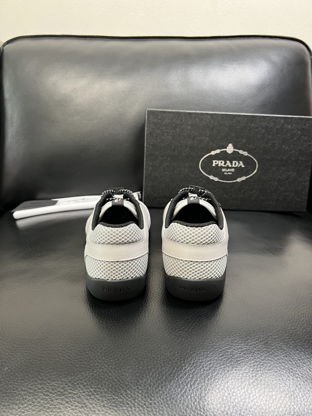 Prada 顶级工艺品，普拉达 专柜同步，原厂配置意大利进口牛皮拼布面料，进口牛皮内里垫，透气舒适，鞋底
