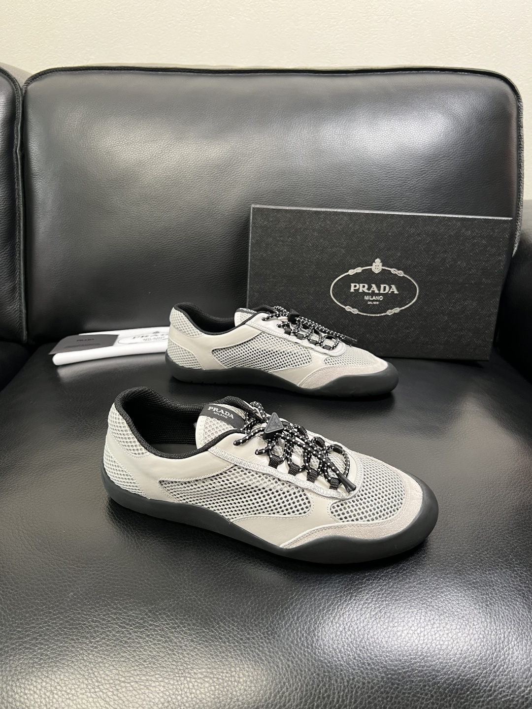 Prada 顶级工艺品，普拉达 专柜同步，原厂配置意大利进口牛皮拼布面料，进口牛皮内里垫，透气舒适，鞋底