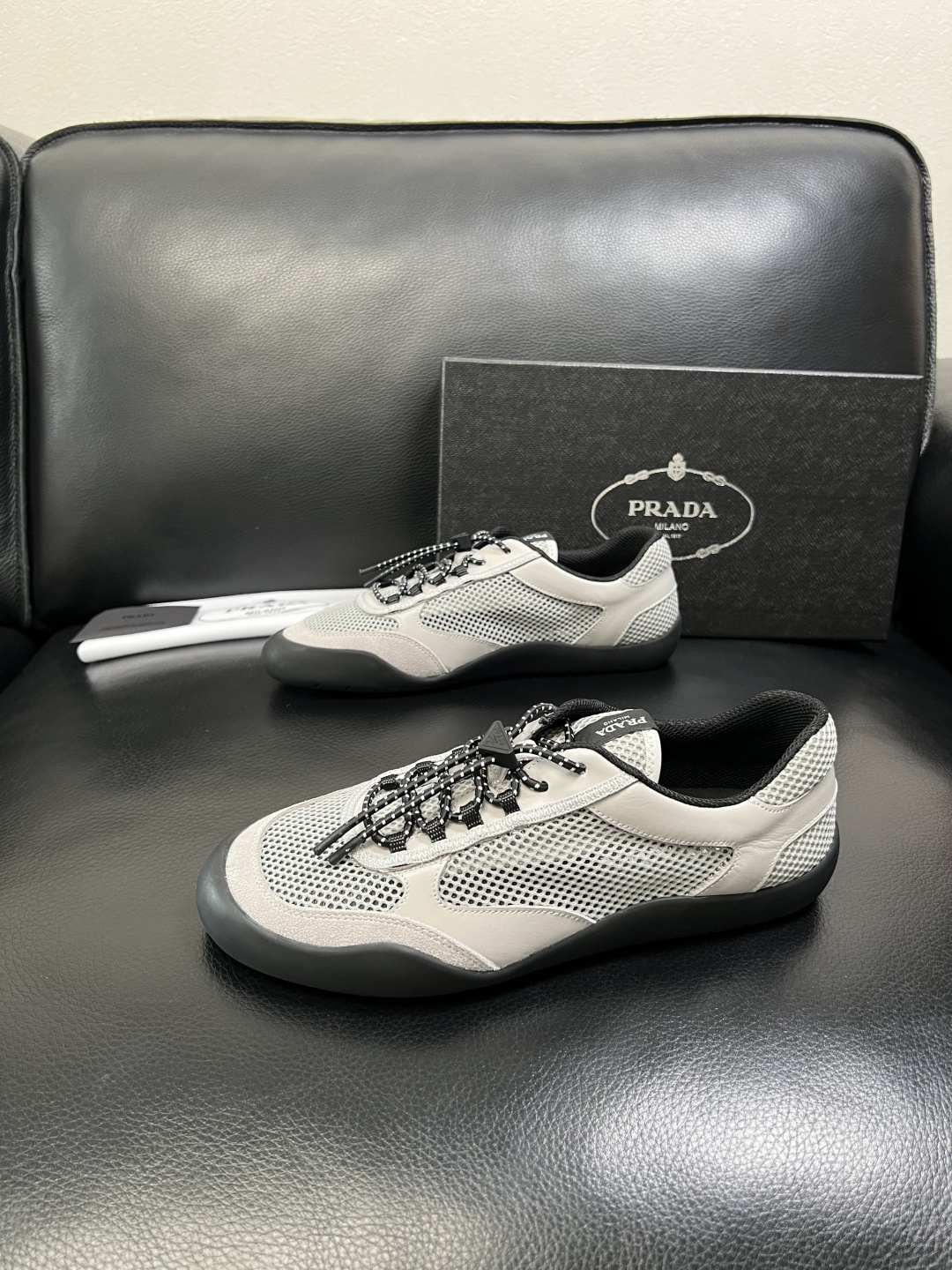 Prada 顶级工艺品，普拉达 专柜同步，原厂配置意大利进口牛皮拼布面料，进口牛皮内里垫，透气舒适，鞋底