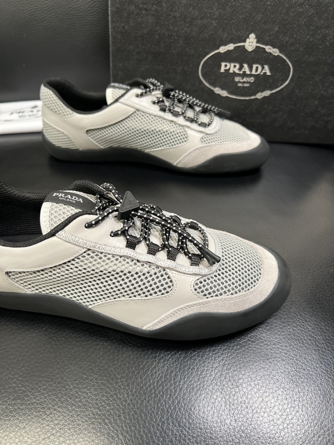 Prada 顶级工艺品，普拉达 专柜同步，原厂配置意大利进口牛皮拼布面料，进口牛皮内里垫，透气舒适，鞋底