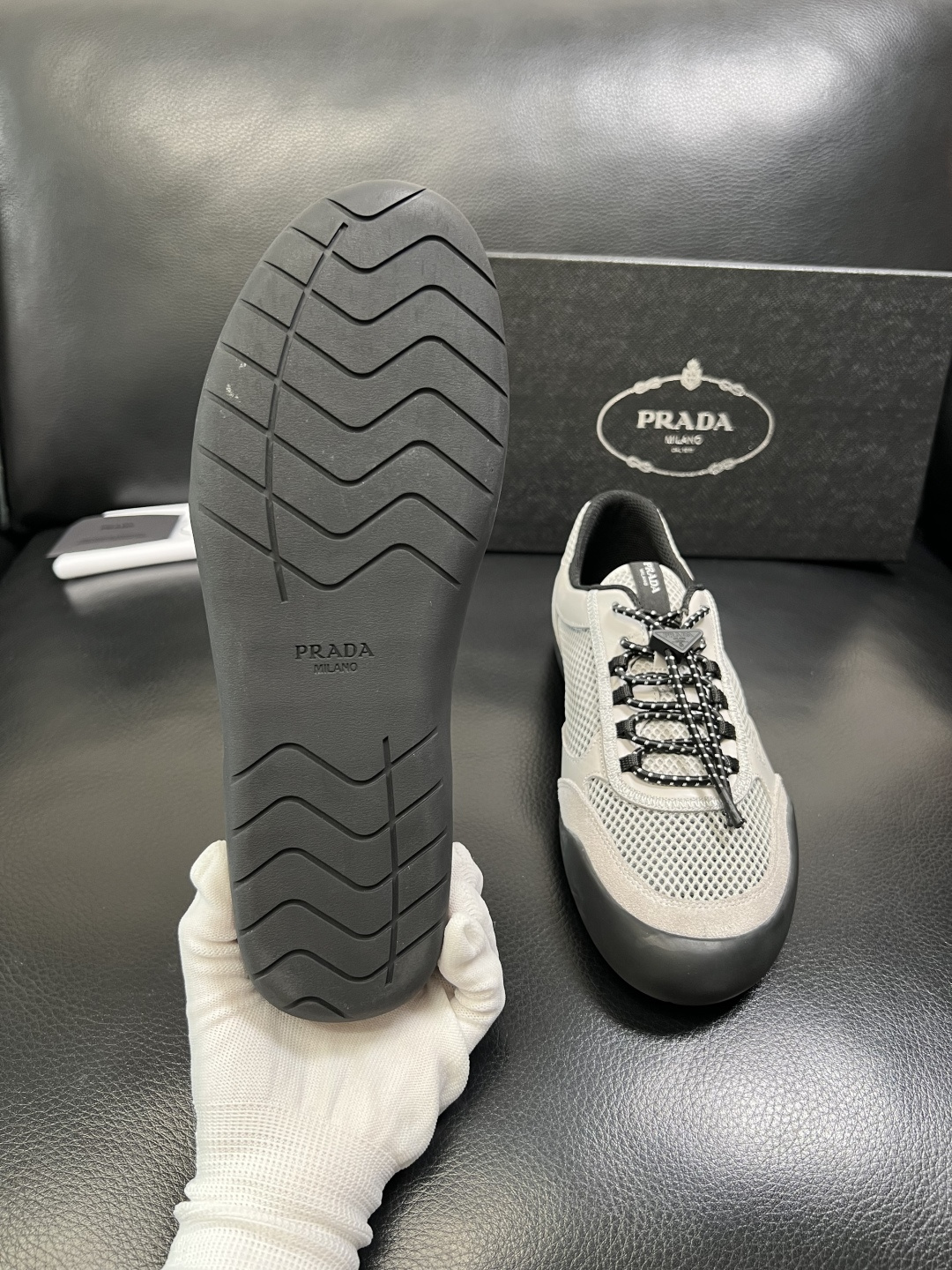 Prada 顶级工艺品，普拉达 专柜同步，原厂配置意大利进口牛皮拼布面料，进口牛皮内里垫，透气舒适，鞋底