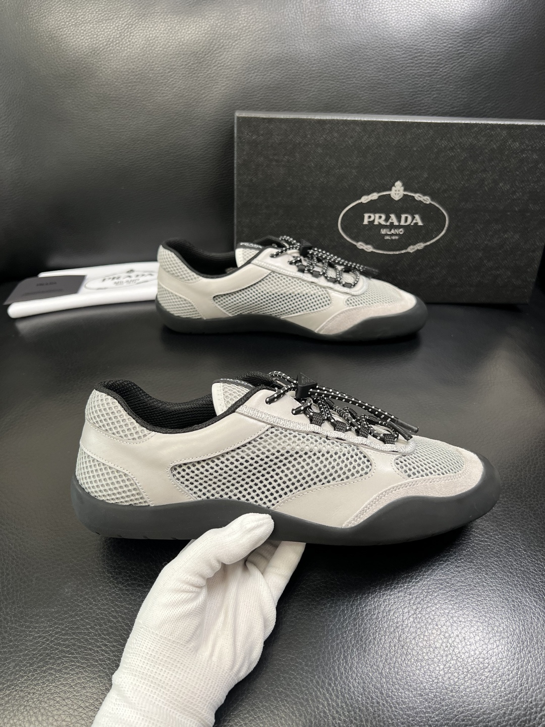 Prada 顶级工艺品，普拉达 专柜同步，原厂配置意大利进口牛皮拼布面料，进口牛皮内里垫，透气舒适，鞋底