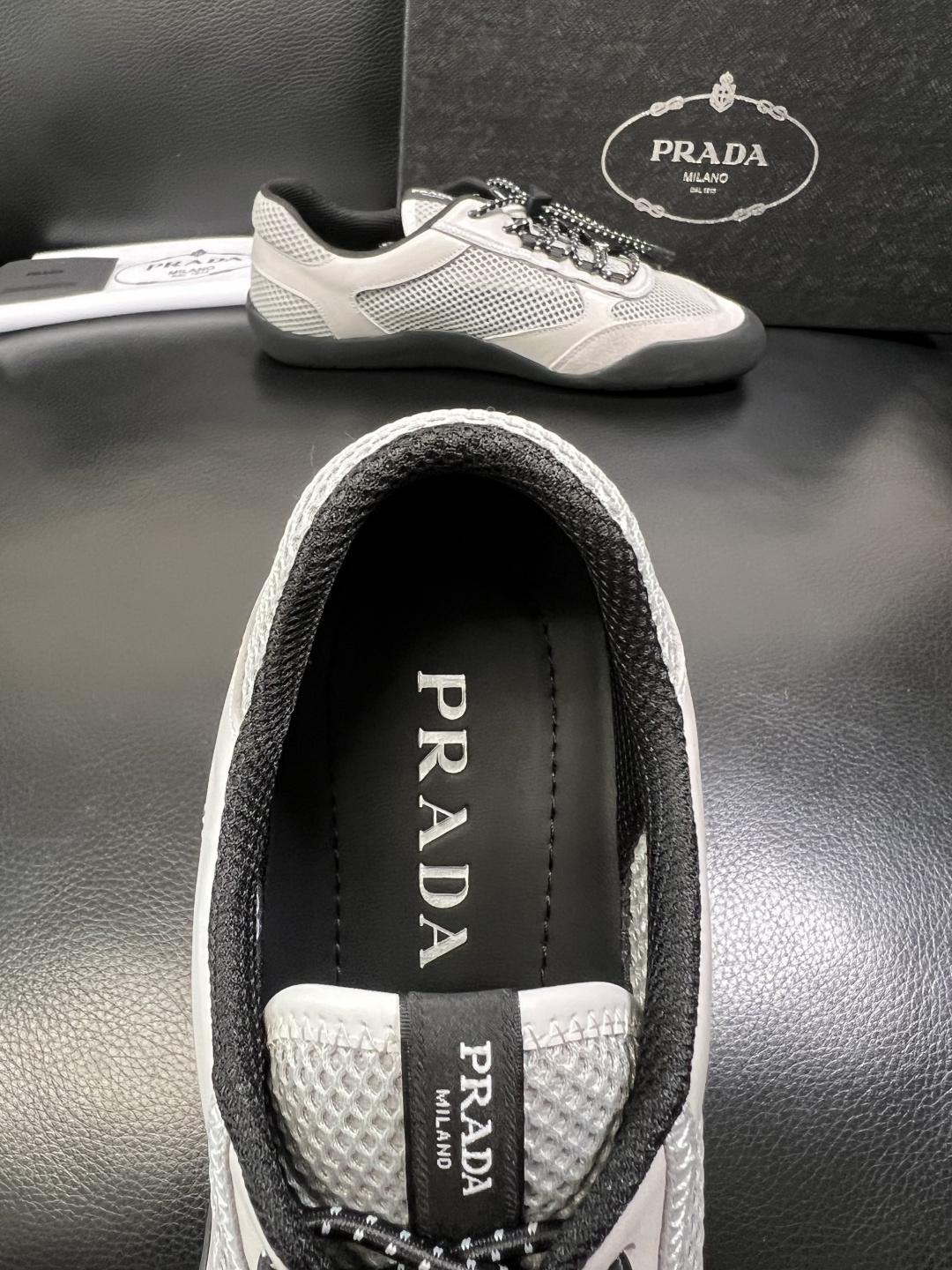 Prada 顶级工艺品，普拉达 专柜同步，原厂配置意大利进口牛皮拼布面料，进口牛皮内里垫，透气舒适，鞋底