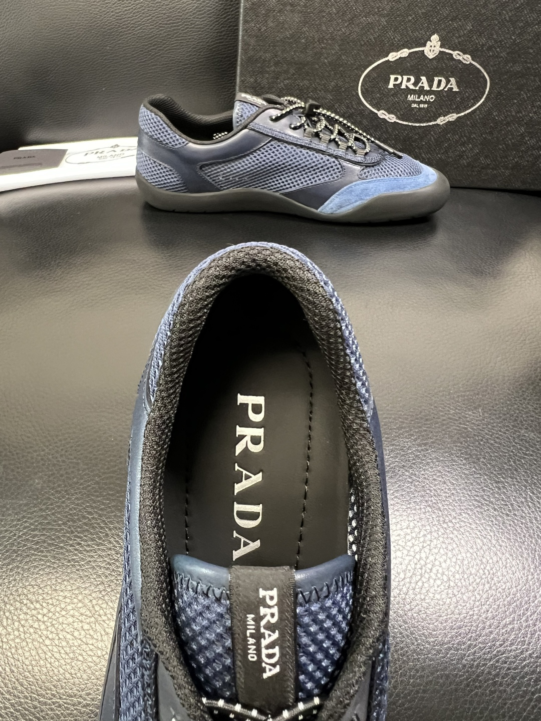 Prada 顶级工艺品，普拉达 专柜同步，原厂配置意大利进口牛皮拼布面料，进口牛皮内里垫，透气舒适，鞋底