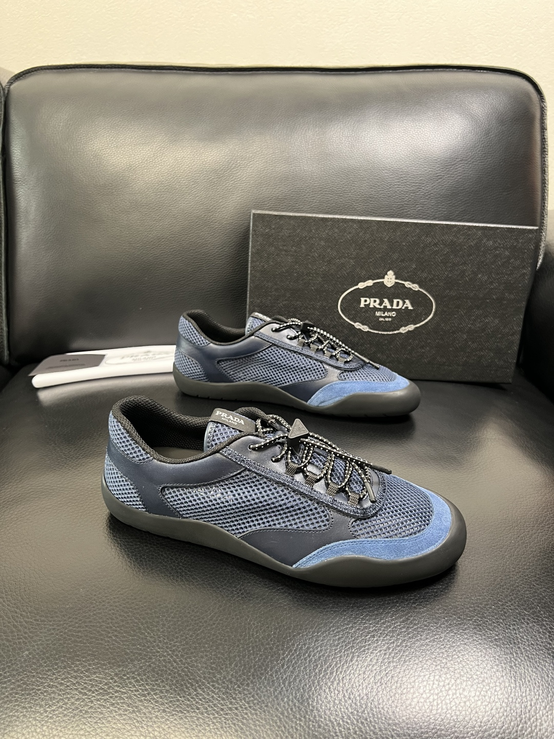 Prada 顶级工艺品，普拉达 专柜同步，原厂配置意大利进口牛皮拼布面料，进口牛皮内里垫，透气舒适，鞋底