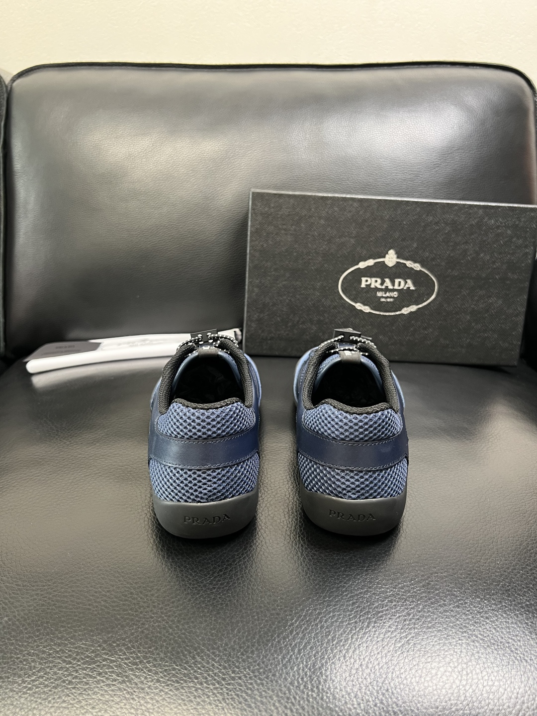 Prada 顶级工艺品，普拉达 专柜同步，原厂配置意大利进口牛皮拼布面料，进口牛皮内里垫，透气舒适，鞋底