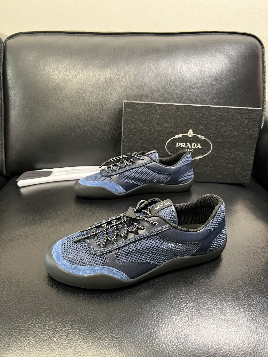 Prada 顶级工艺品，普拉达 专柜同步，原厂配置意大利进口牛皮拼布面料，进口牛皮内里垫，透气舒适，鞋底