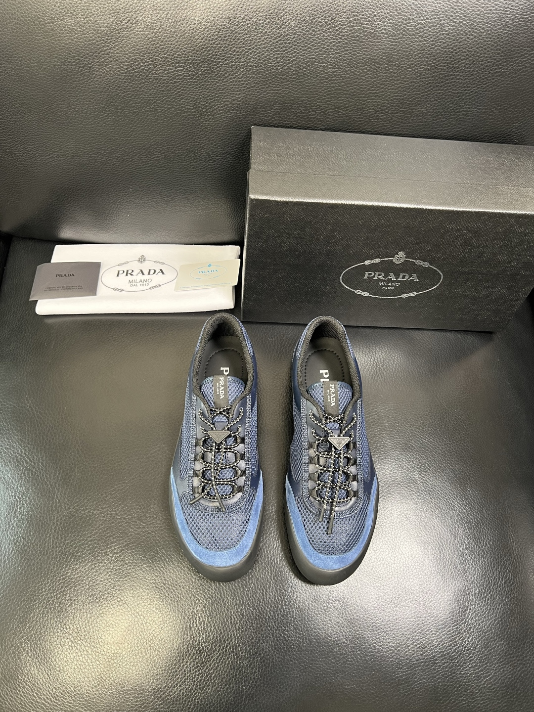 Prada 顶级工艺品，普拉达 专柜同步，原厂配置意大利进口牛皮拼布面料，进口牛皮内里垫，透气舒适，鞋底