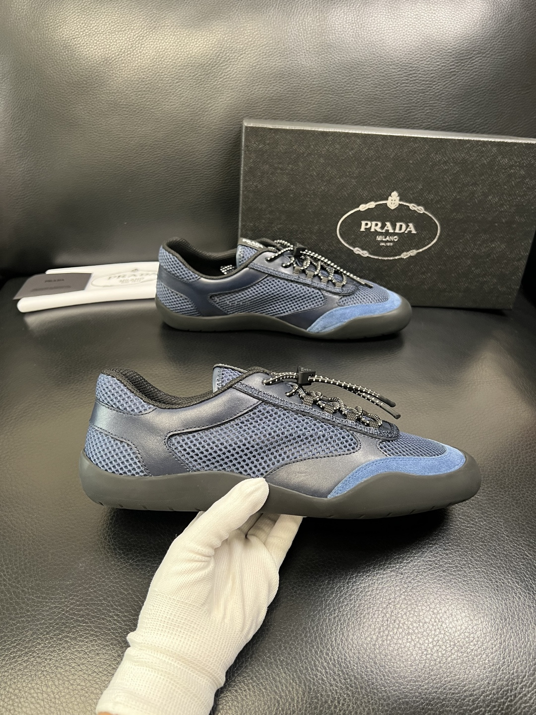 Prada 顶级工艺品，普拉达 专柜同步，原厂配置意大利进口牛皮拼布面料，进口牛皮内里垫，透气舒适，鞋底