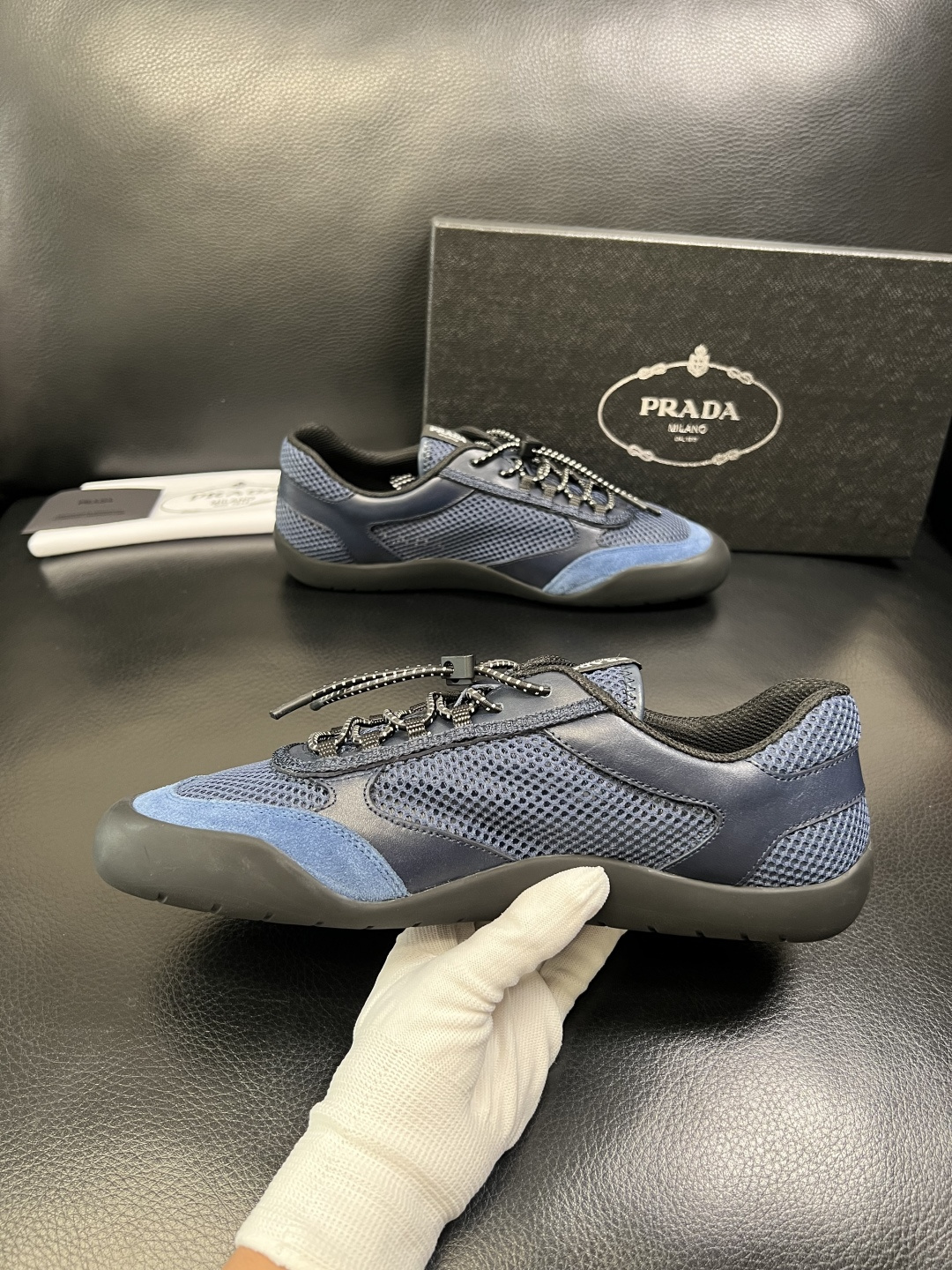 Prada 顶级工艺品，普拉达 专柜同步，原厂配置意大利进口牛皮拼布面料，进口牛皮内里垫，透气舒适，鞋底