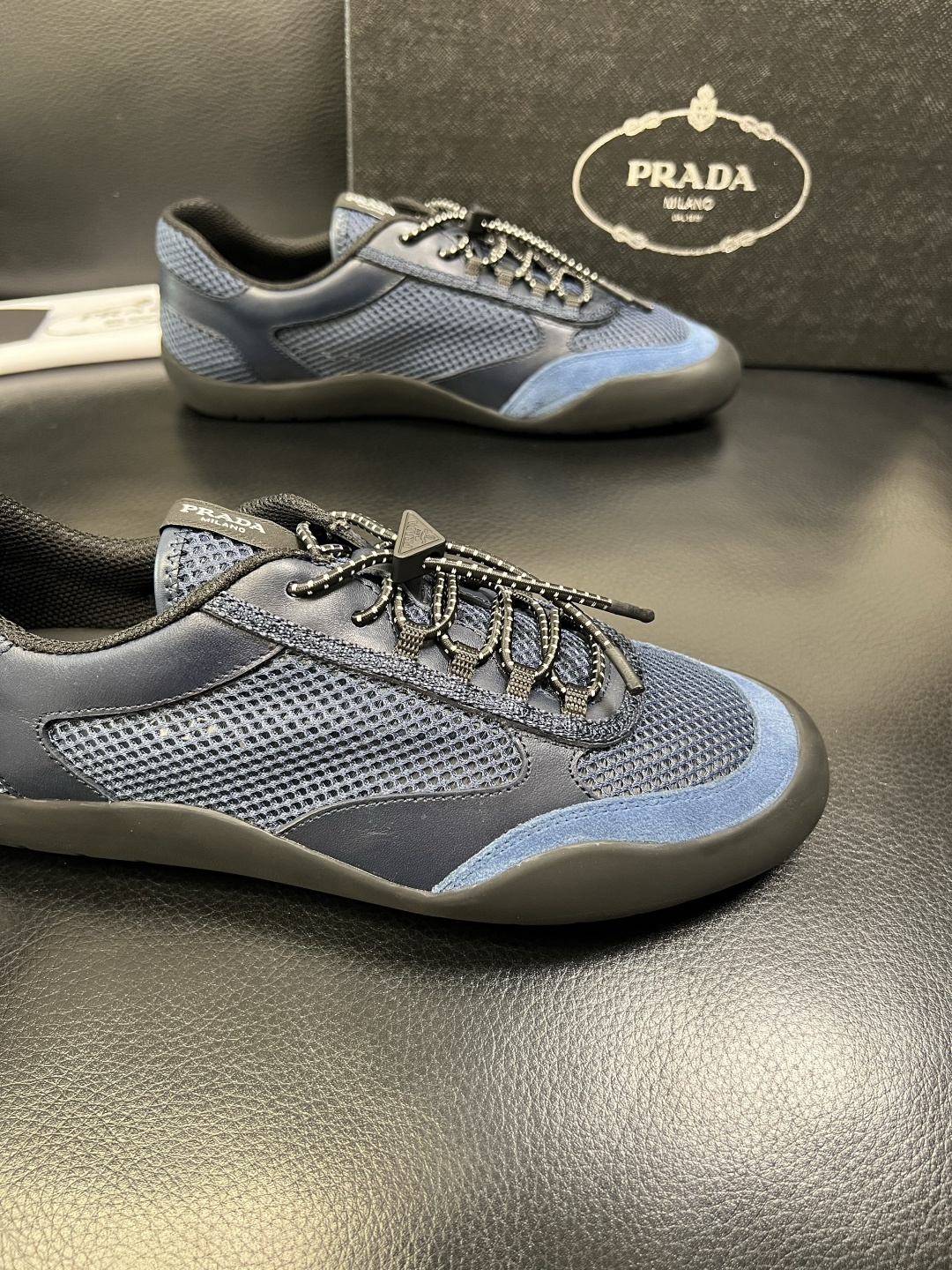 Prada 顶级工艺品，普拉达 专柜同步，原厂配置意大利进口牛皮拼布面料，进口牛皮内里垫，透气舒适，鞋底