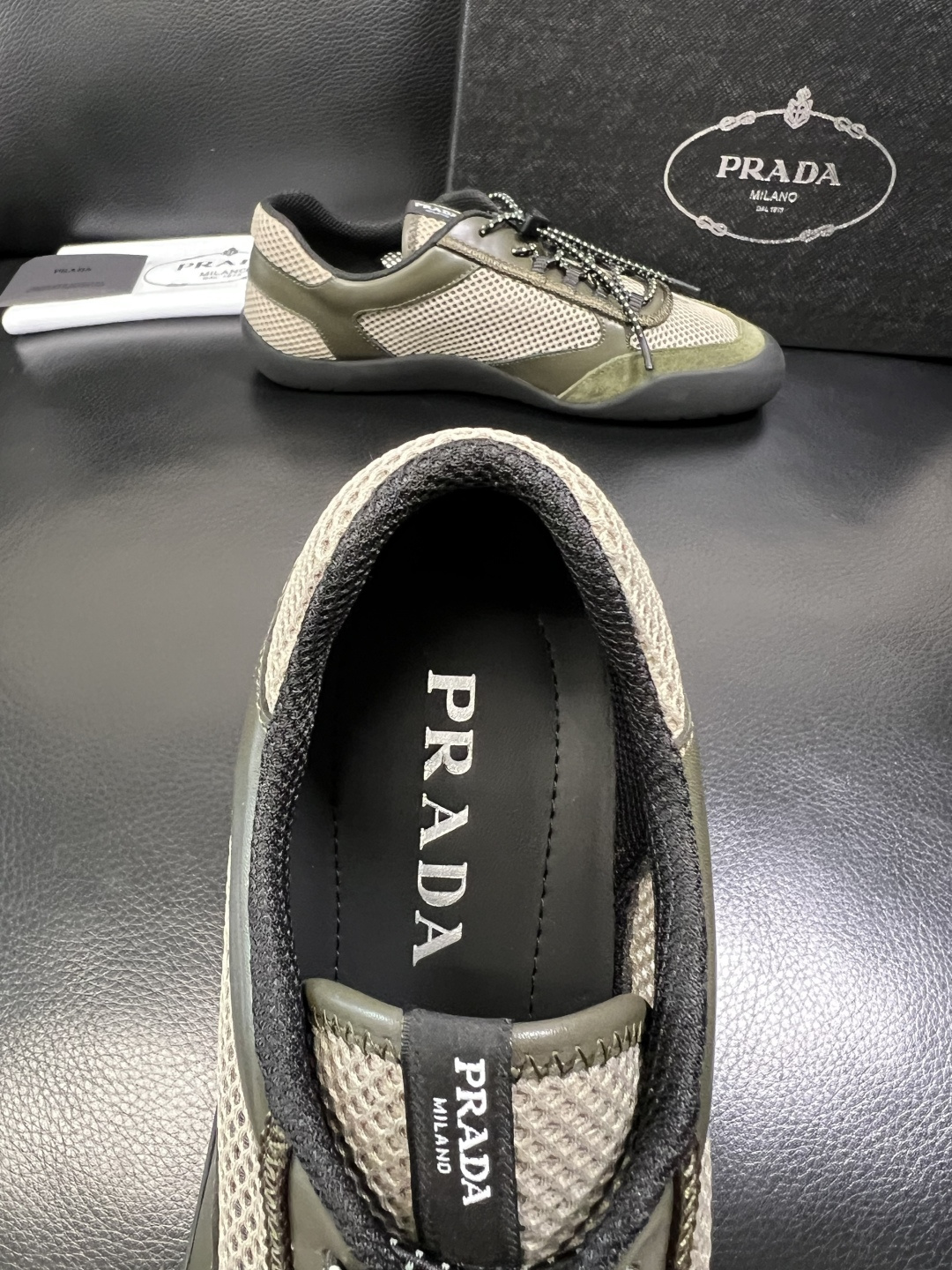 Prada 顶级工艺品，普拉达 专柜同步，原厂配置意大利进口牛皮拼布面料，进口牛皮内里垫，透气舒适，鞋底