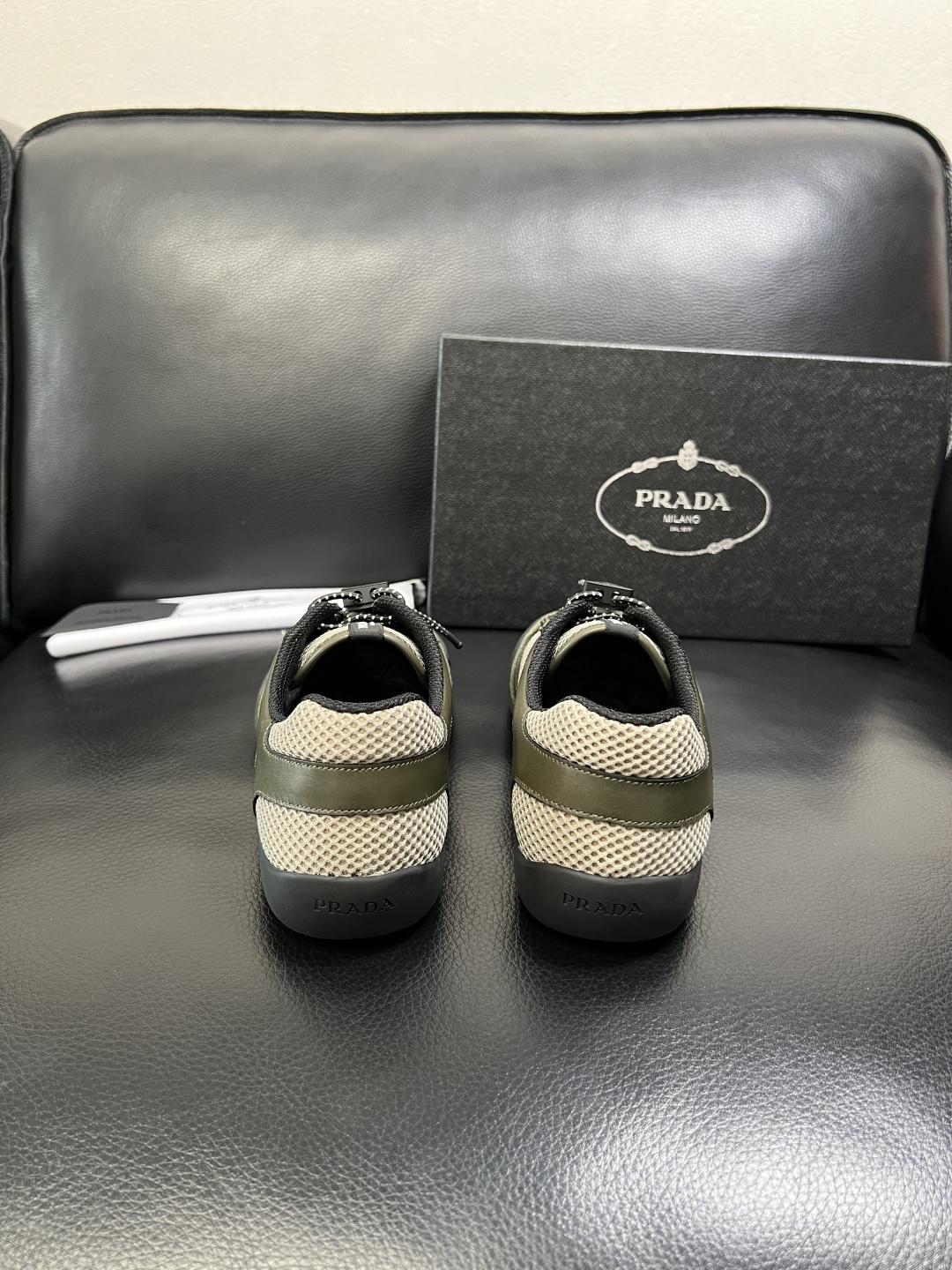 Prada 顶级工艺品，普拉达 专柜同步，原厂配置意大利进口牛皮拼布面料，进口牛皮内里垫，透气舒适，鞋底