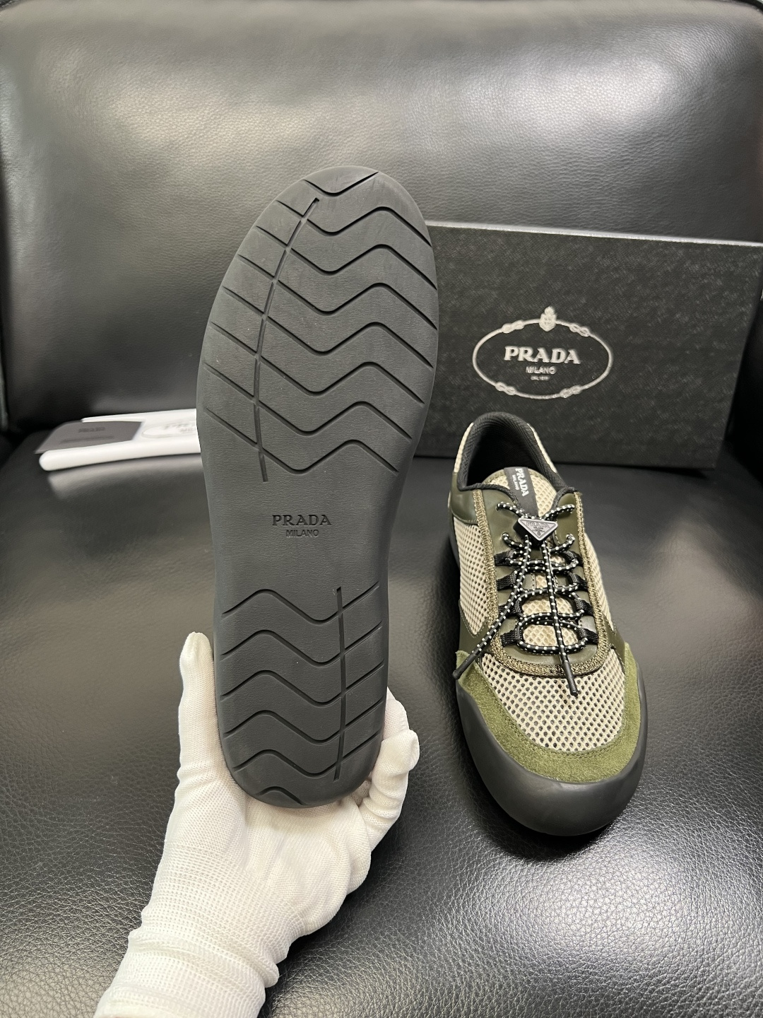 Prada 顶级工艺品，普拉达 专柜同步，原厂配置意大利进口牛皮拼布面料，进口牛皮内里垫，透气舒适，鞋底