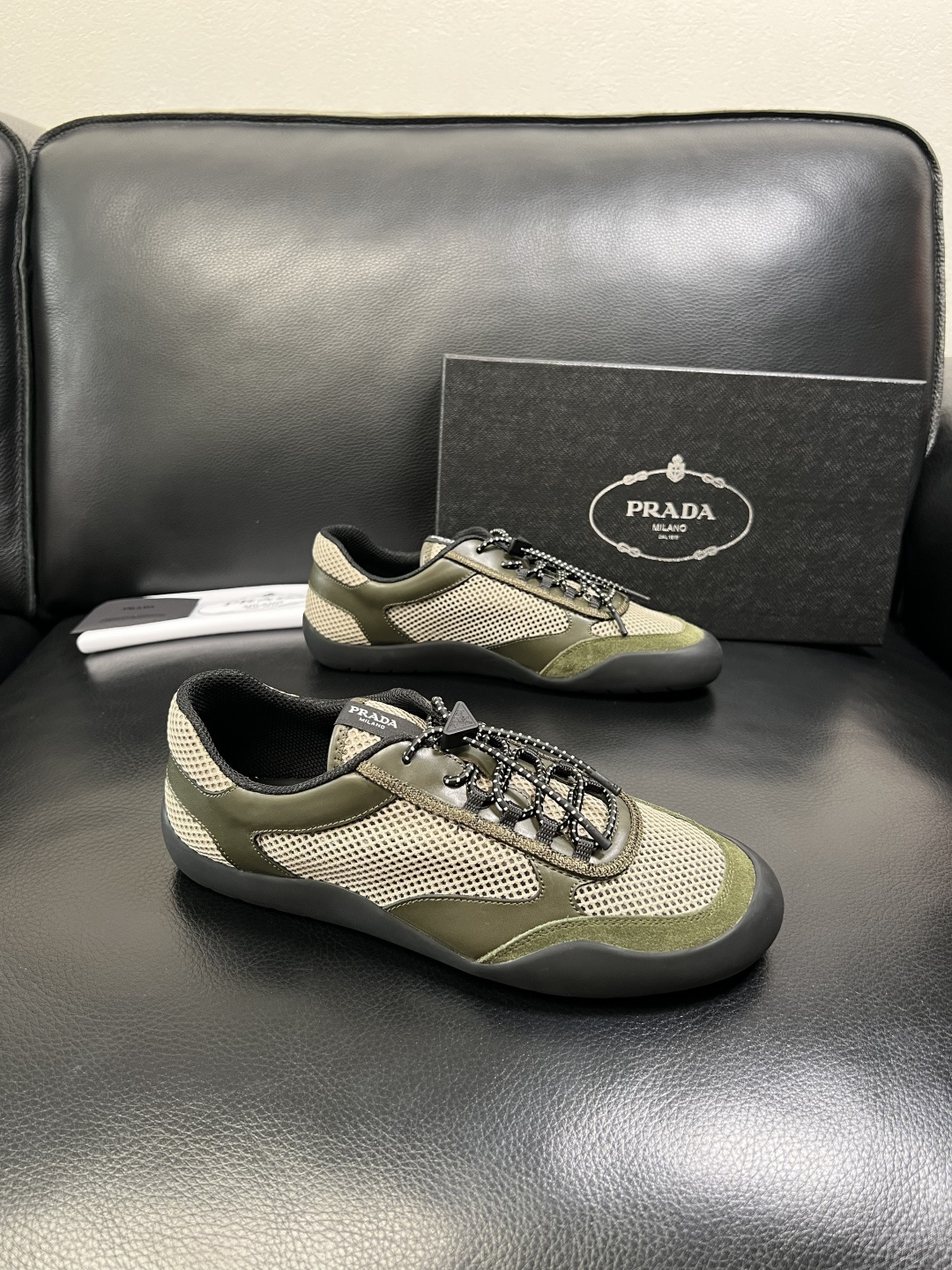 Prada 顶级工艺品，普拉达 专柜同步，原厂配置意大利进口牛皮拼布面料，进口牛皮内里垫，透气舒适，鞋底