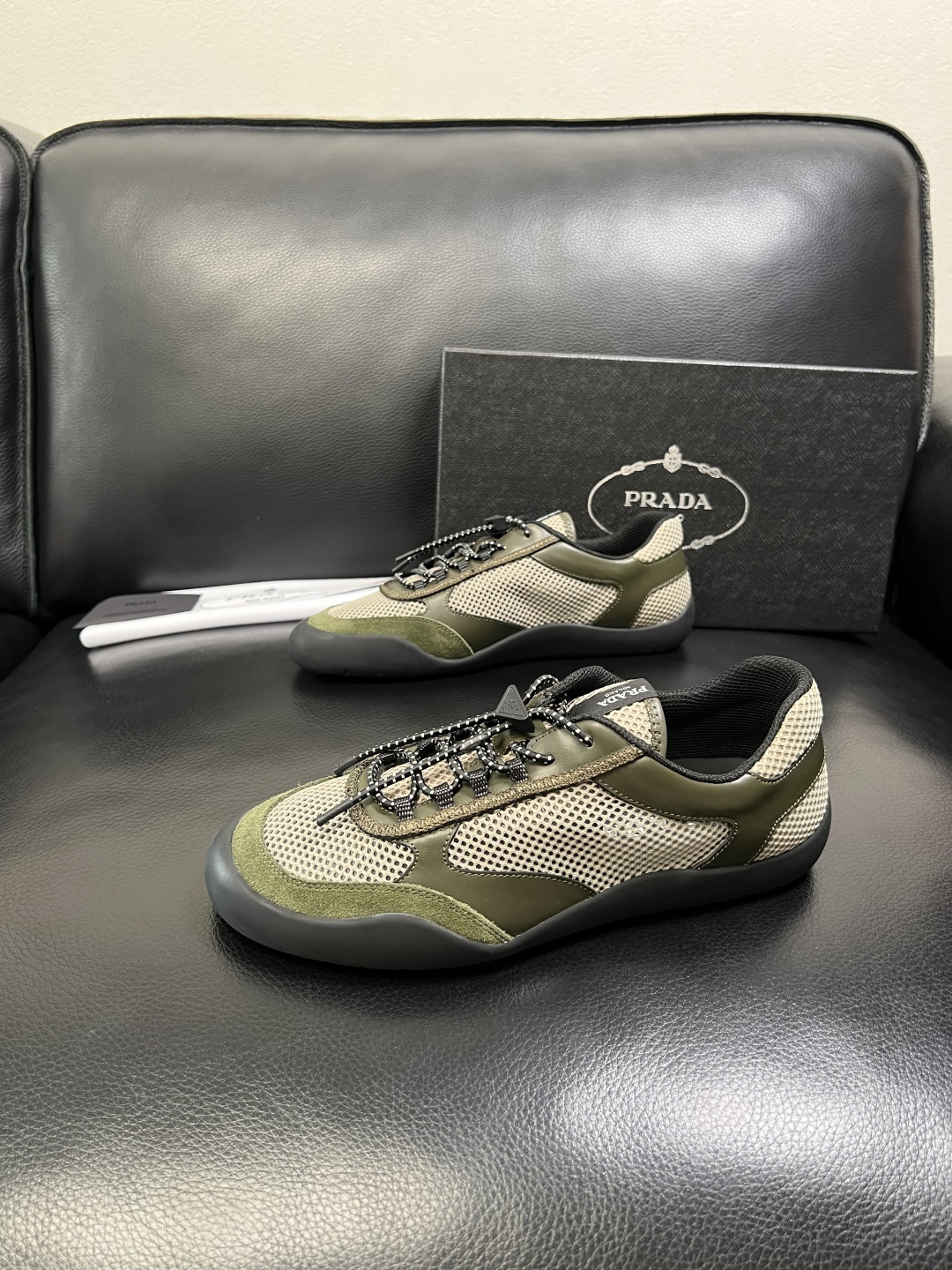 Prada 顶级工艺品，普拉达 专柜同步，原厂配置意大利进口牛皮拼布面料，进口牛皮内里垫，透气舒适，鞋底