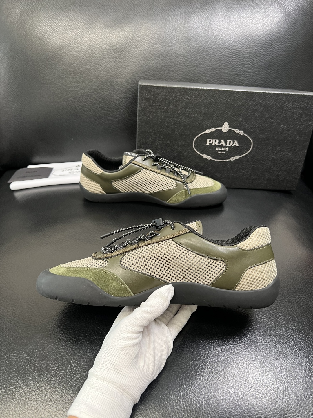 Prada 顶级工艺品，普拉达 专柜同步，原厂配置意大利进口牛皮拼布面料，进口牛皮内里垫，透气舒适，鞋底