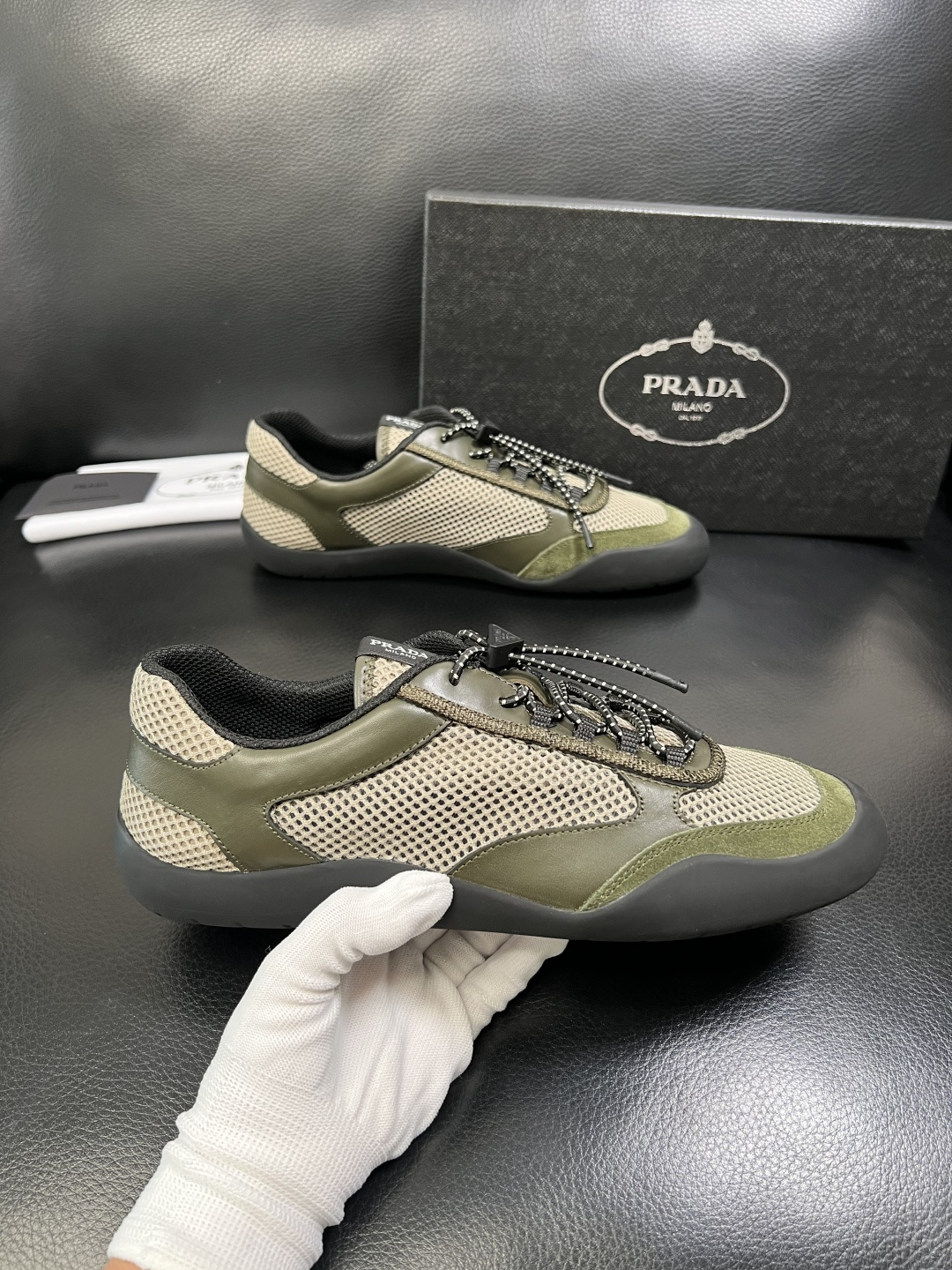 Prada 顶级工艺品，普拉达 专柜同步，原厂配置意大利进口牛皮拼布面料，进口牛皮内里垫，透气舒适，鞋底