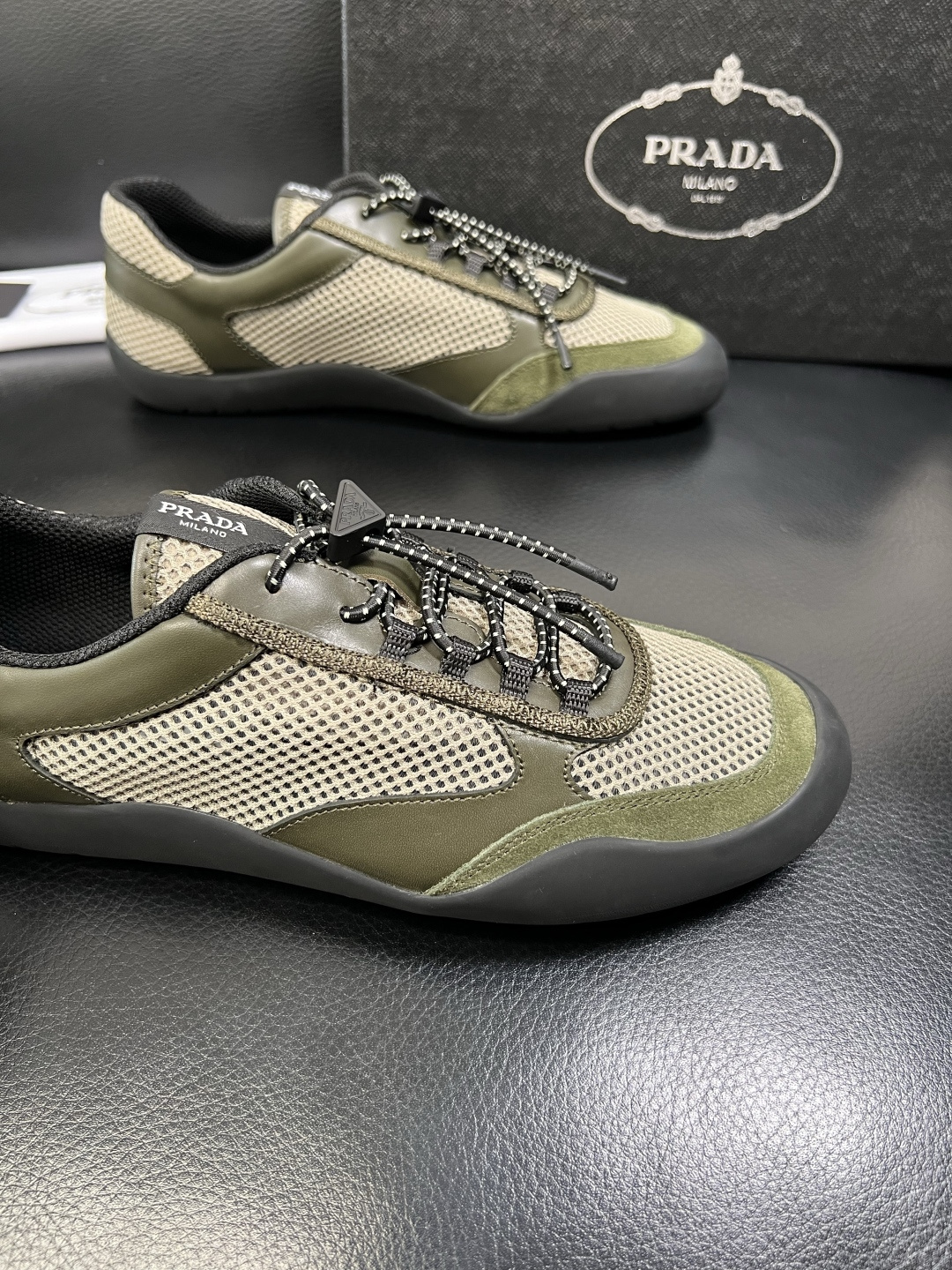 Prada 顶级工艺品，普拉达 专柜同步，原厂配置意大利进口牛皮拼布面料，进口牛皮内里垫，透气舒适，鞋底