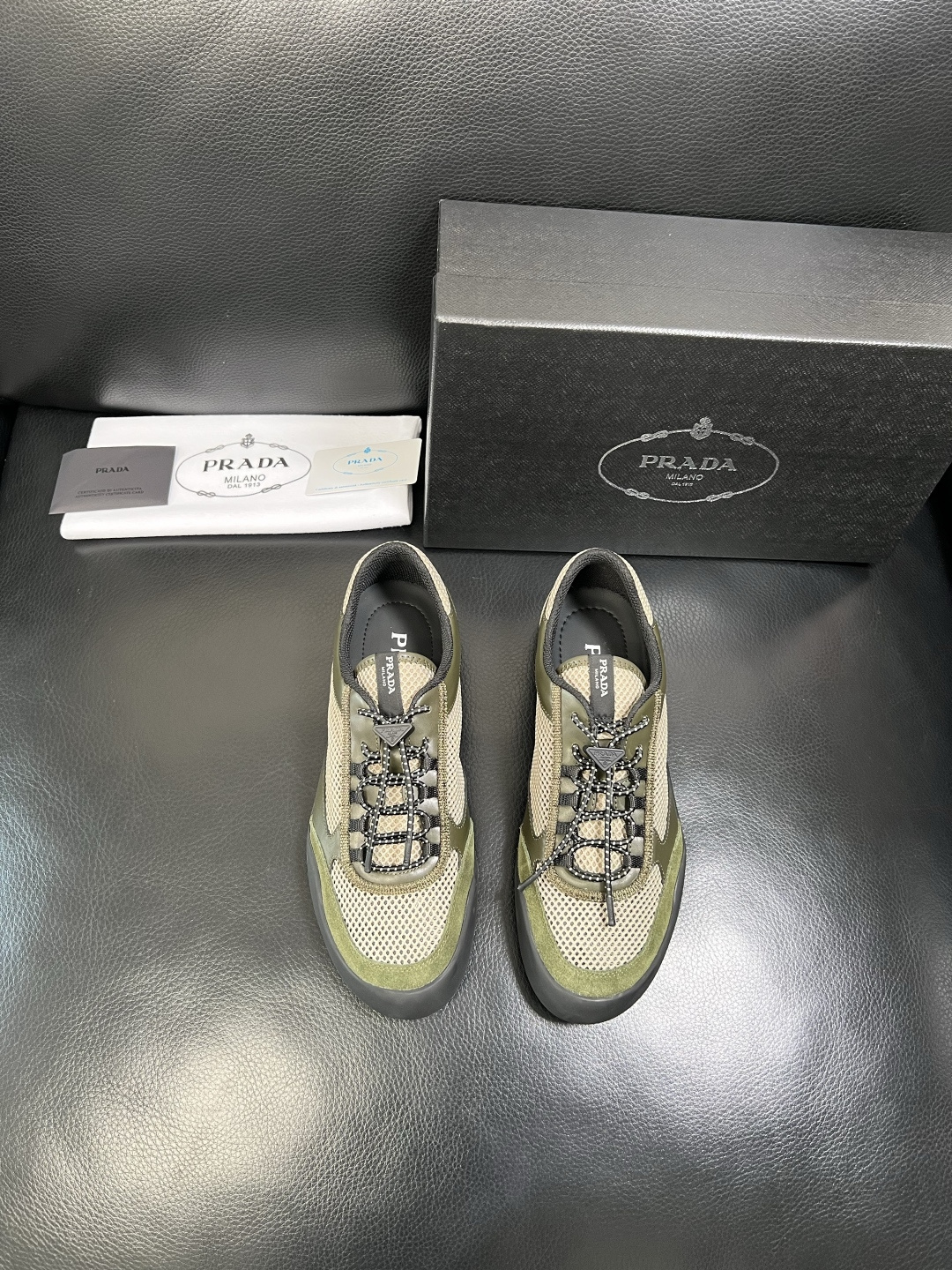 Prada 顶级工艺品，普拉达 专柜同步，原厂配置意大利进口牛皮拼布面料，进口牛皮内里垫，透气舒适，鞋底