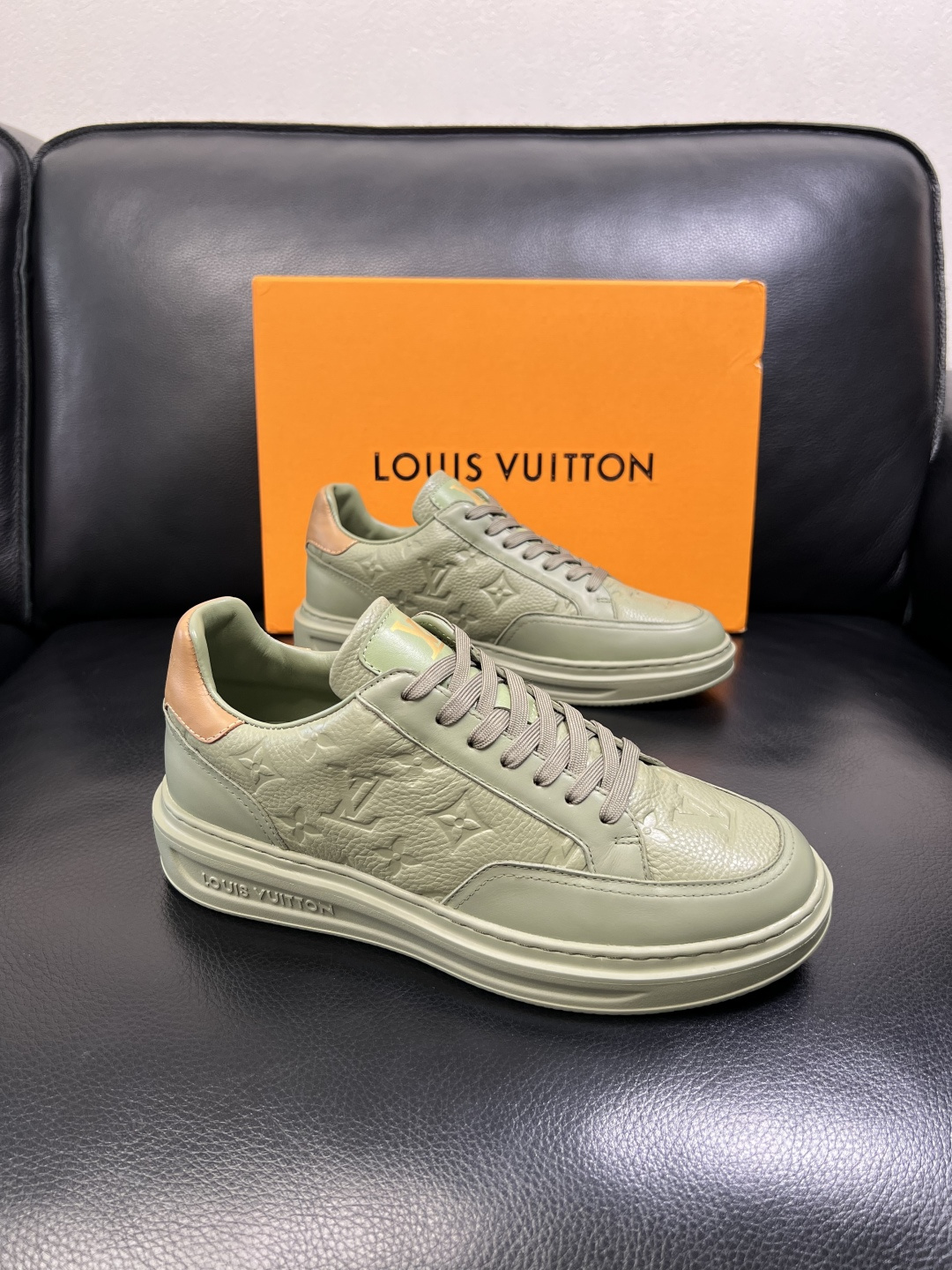 Lv 高品质 顶级工艺品 路易威登，运动板鞋专柜同步，鞋面意大利进口，高品质拼接缤纷色彩复杂工艺品，进口