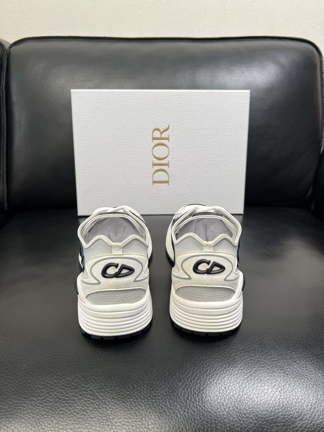 Dior 顶级工艺品 迪奥 专柜同步 原厂配置，意大利进口原版牛皮面料，透气舒适进口水染牛里垫，鞋底：原