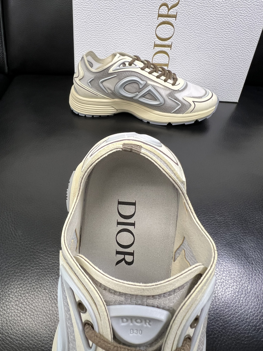 Dior 顶级工艺品 迪奥 专柜同步 原厂配置，意大利进口原版牛皮面料，透气舒适进口水染牛里垫，鞋底：原