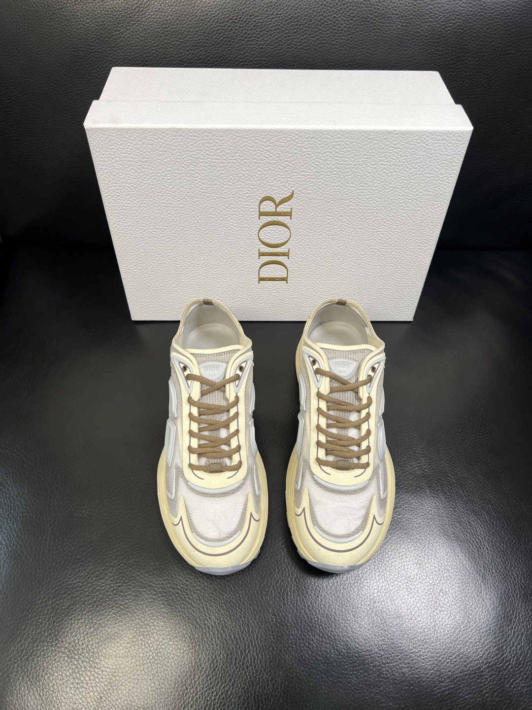 Dior 顶级工艺品 迪奥 专柜同步 原厂配置，意大利进口原版牛皮面料，透气舒适进口水染牛里垫，鞋底：原