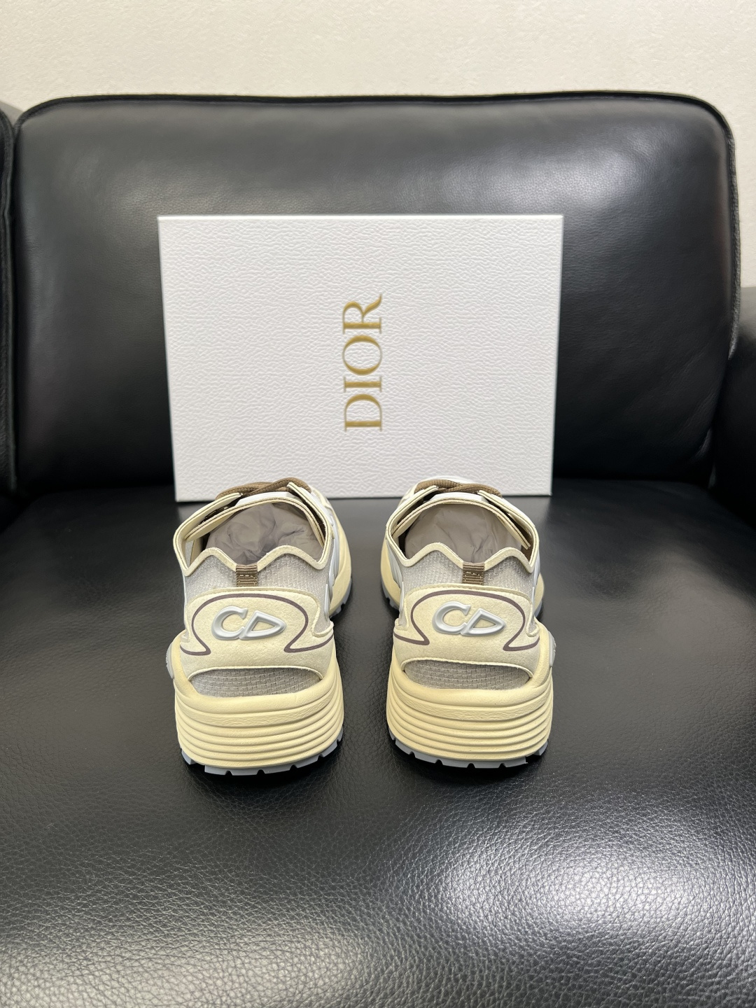 Dior 顶级工艺品 迪奥 专柜同步 原厂配置，意大利进口原版牛皮面料，透气舒适进口水染牛里垫，鞋底：原