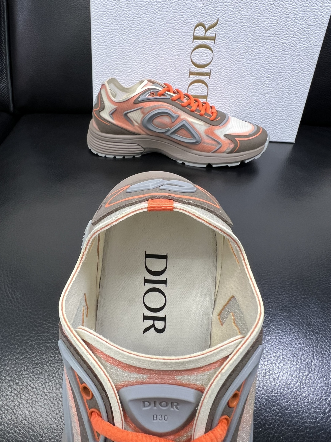 Dior 顶级工艺品 迪奥 专柜同步 原厂配置，意大利进口原版牛皮面料，透气舒适进口水染牛里垫，鞋底：原