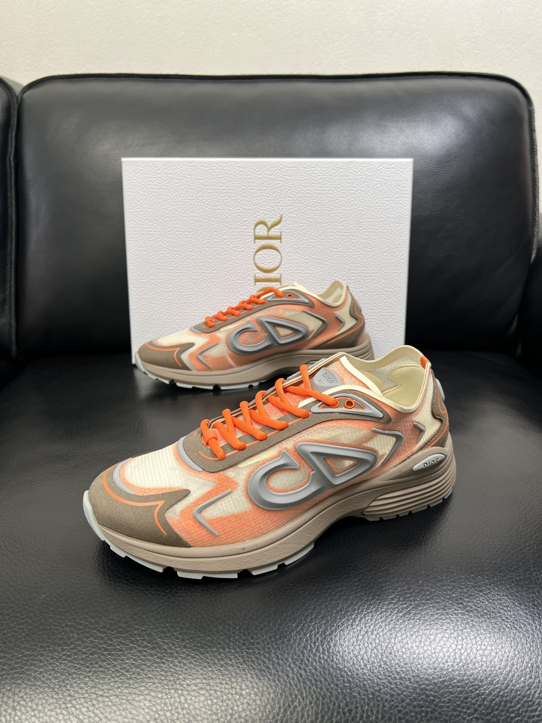 Dior 顶级工艺品 迪奥 专柜同步 原厂配置，意大利进口原版牛皮面料，透气舒适进口水染牛里垫，鞋底：原