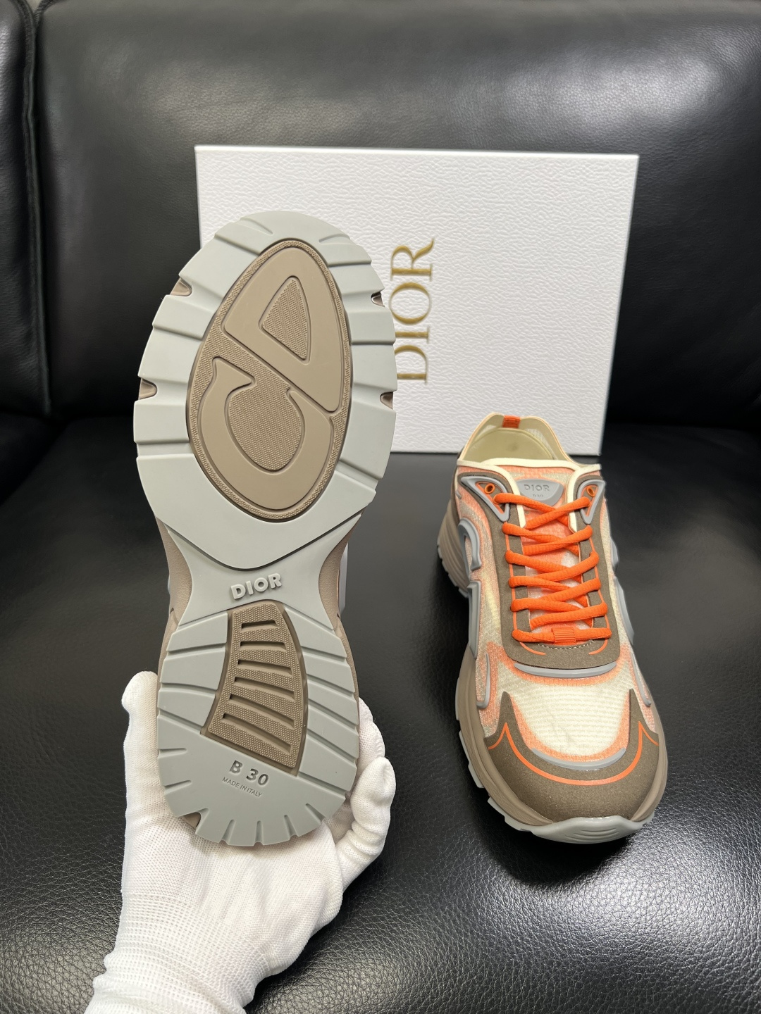 Dior 顶级工艺品 迪奥 专柜同步 原厂配置，意大利进口原版牛皮面料，透气舒适进口水染牛里垫，鞋底：原