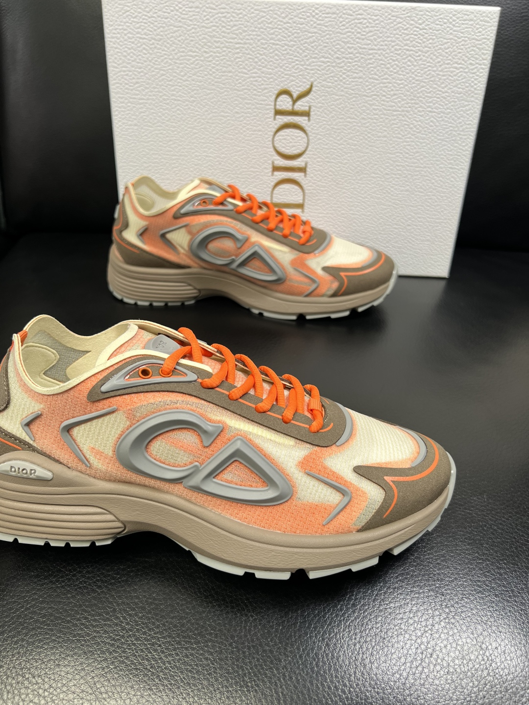 Dior 顶级工艺品 迪奥 专柜同步 原厂配置，意大利进口原版牛皮面料，透气舒适进口水染牛里垫，鞋底：原