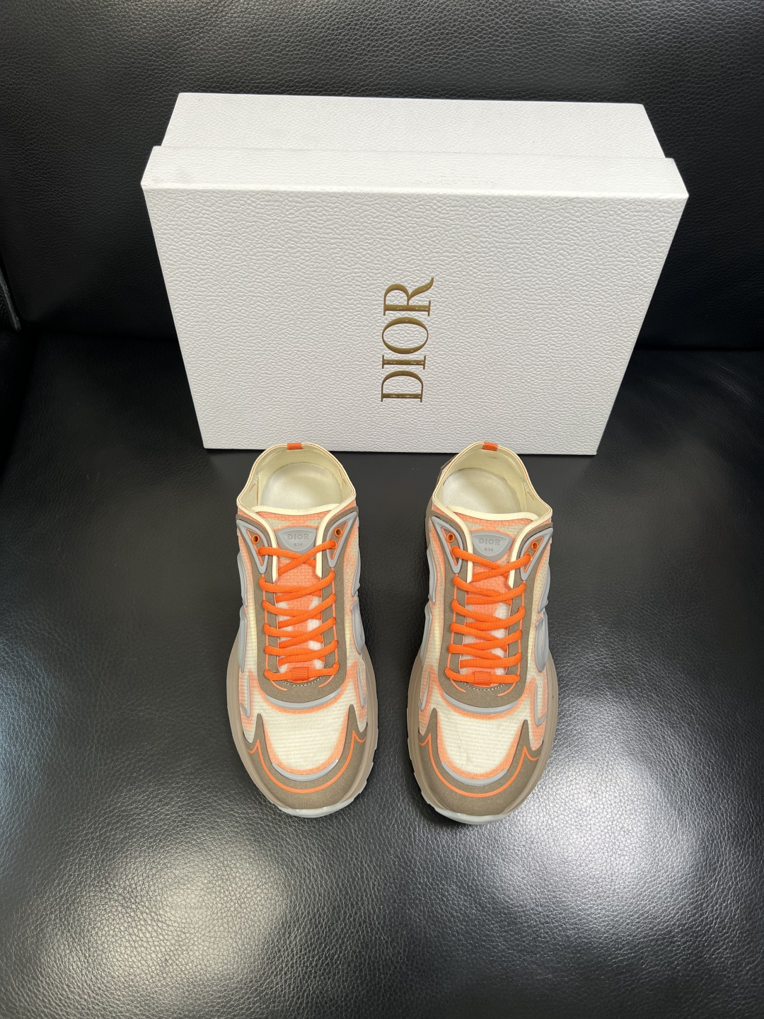 Dior 顶级工艺品 迪奥 专柜同步 原厂配置，意大利进口原版牛皮面料，透气舒适进口水染牛里垫，鞋底：原