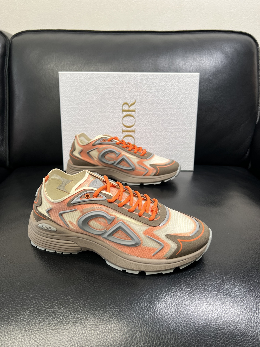 Dior 顶级工艺品 迪奥 专柜同步 原厂配置，意大利进口原版牛皮面料，透气舒适进口水染牛里垫，鞋底：原