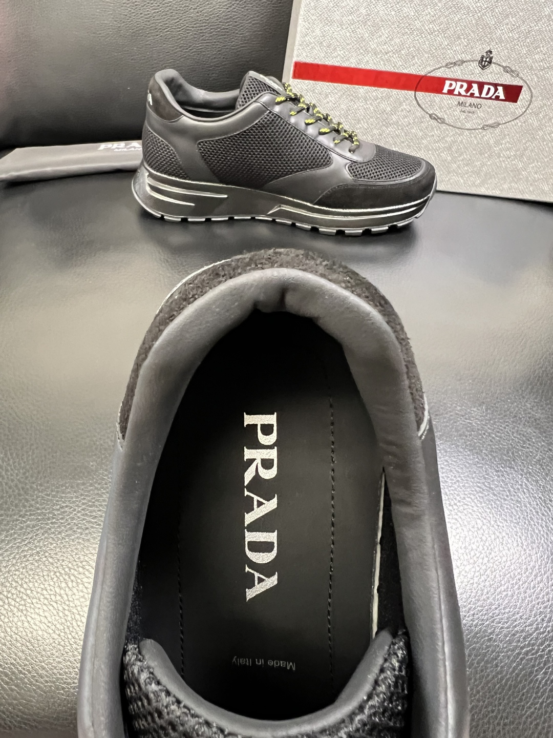 PRADA 高品质 顶级工艺品 普拉达 专柜同步 原厂配置，意大利进口原版牛皮面料，透气舒适进口水染牛里