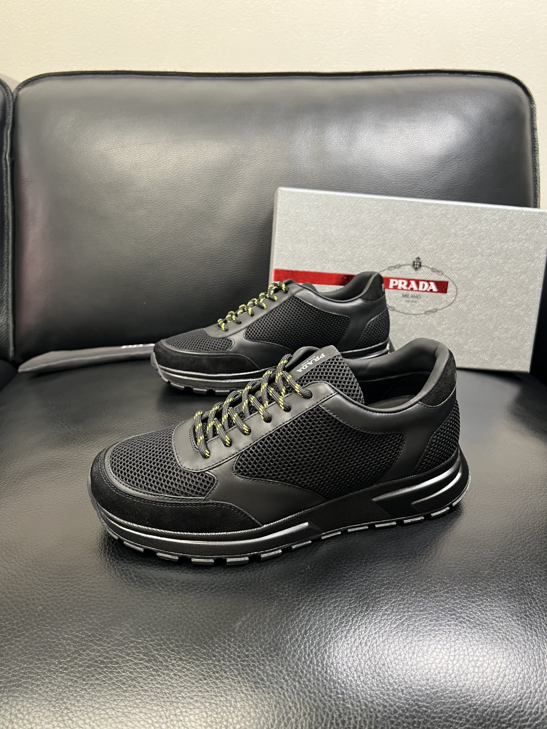 PRADA 高品质 顶级工艺品 普拉达 专柜同步 原厂配置，意大利进口原版牛皮面料，透气舒适进口水染牛里