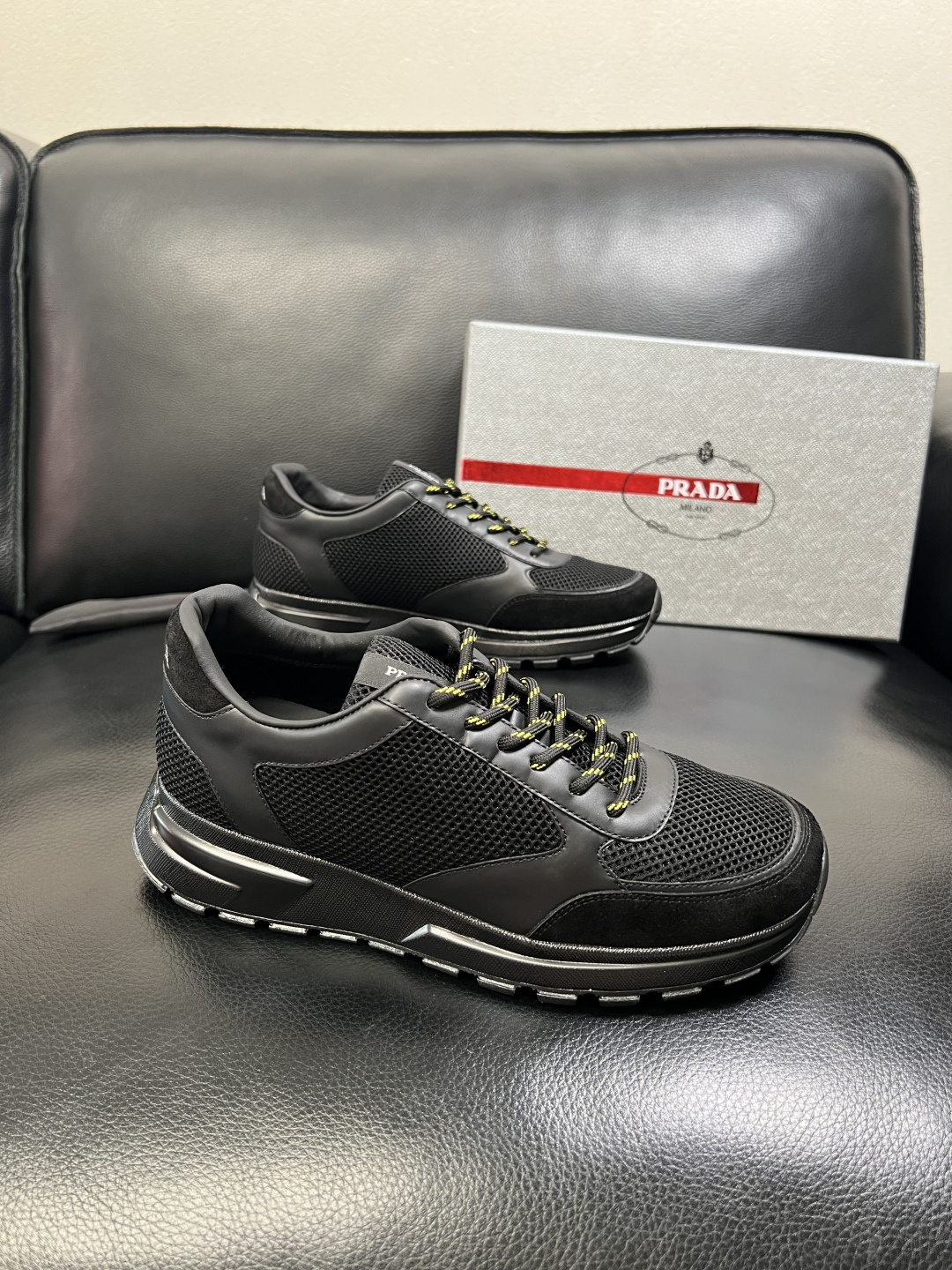 PRADA 高品质 顶级工艺品 普拉达 专柜同步 原厂配置，意大利进口原版牛皮面料，透气舒适进口水染牛里