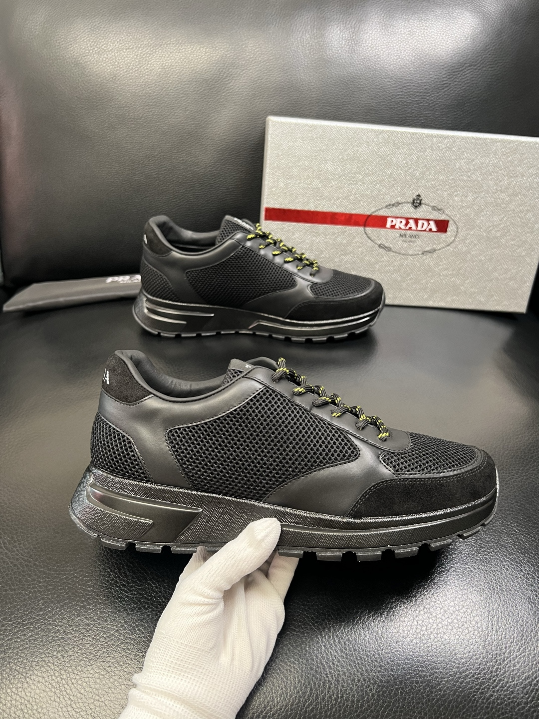 PRADA 高品质 顶级工艺品 普拉达 专柜同步 原厂配置，意大利进口原版牛皮面料，透气舒适进口水染牛里