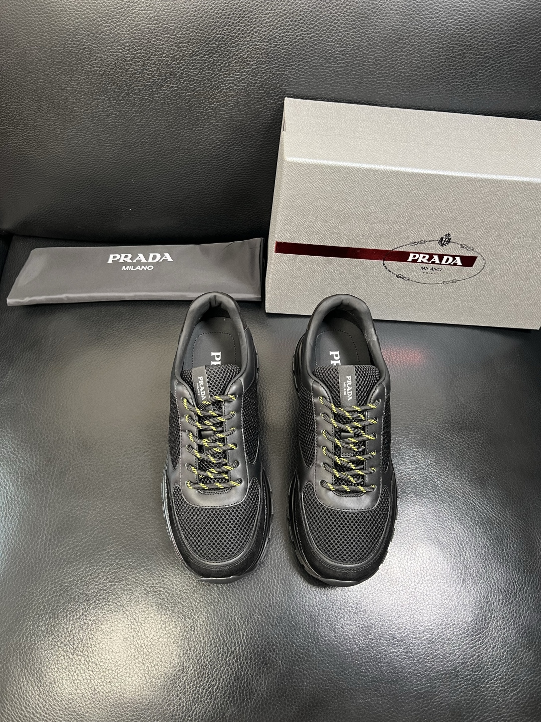 PRADA 高品质 顶级工艺品 普拉达 专柜同步 原厂配置，意大利进口原版牛皮面料，透气舒适进口水染牛里